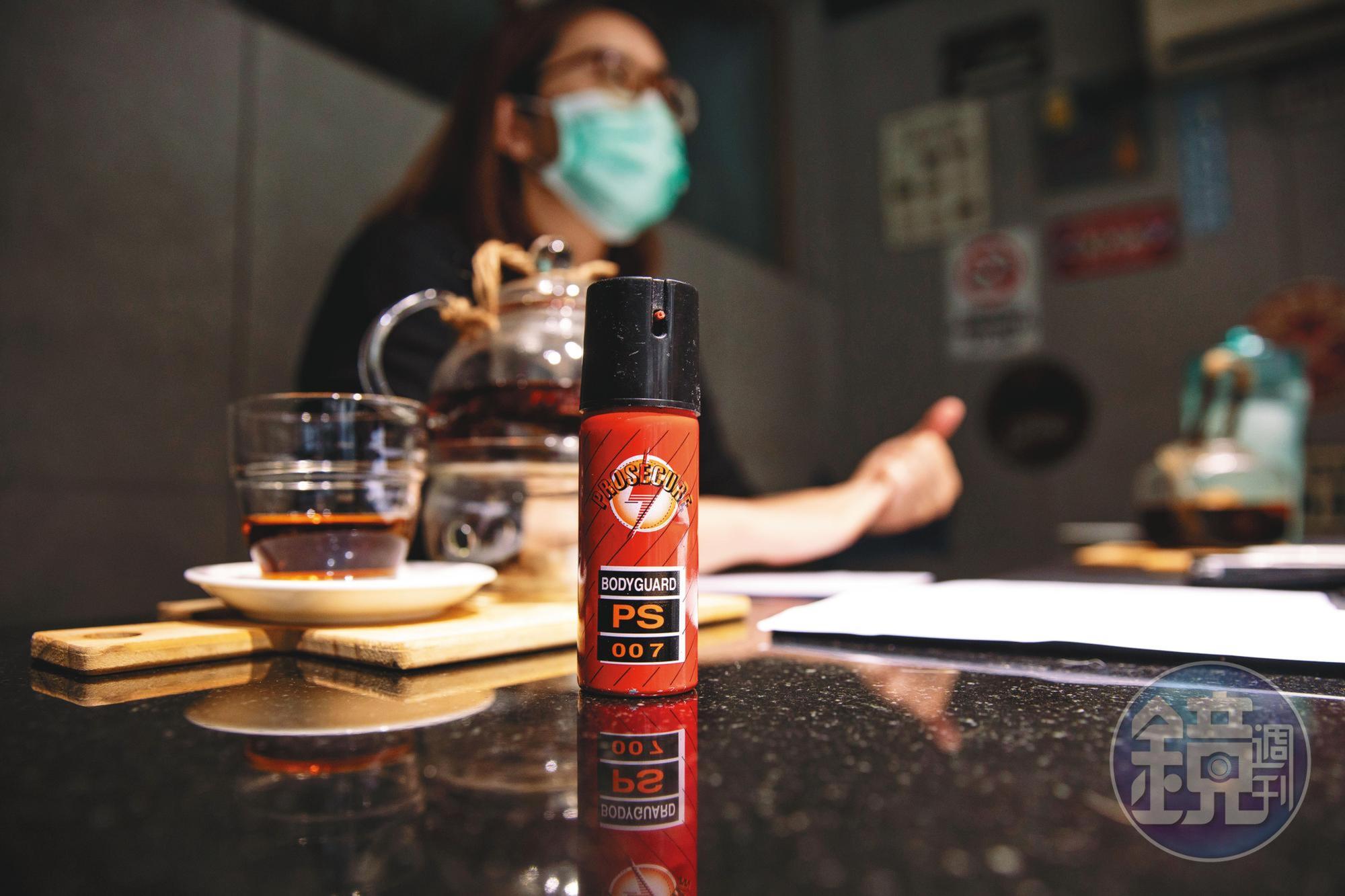琪琪因為社工工作，變得異常警覺。她隨身攜帶防狼噴霧器，卻沒真正使用過，對她來說，這項防身武器，更像是一種心靈的支撐。