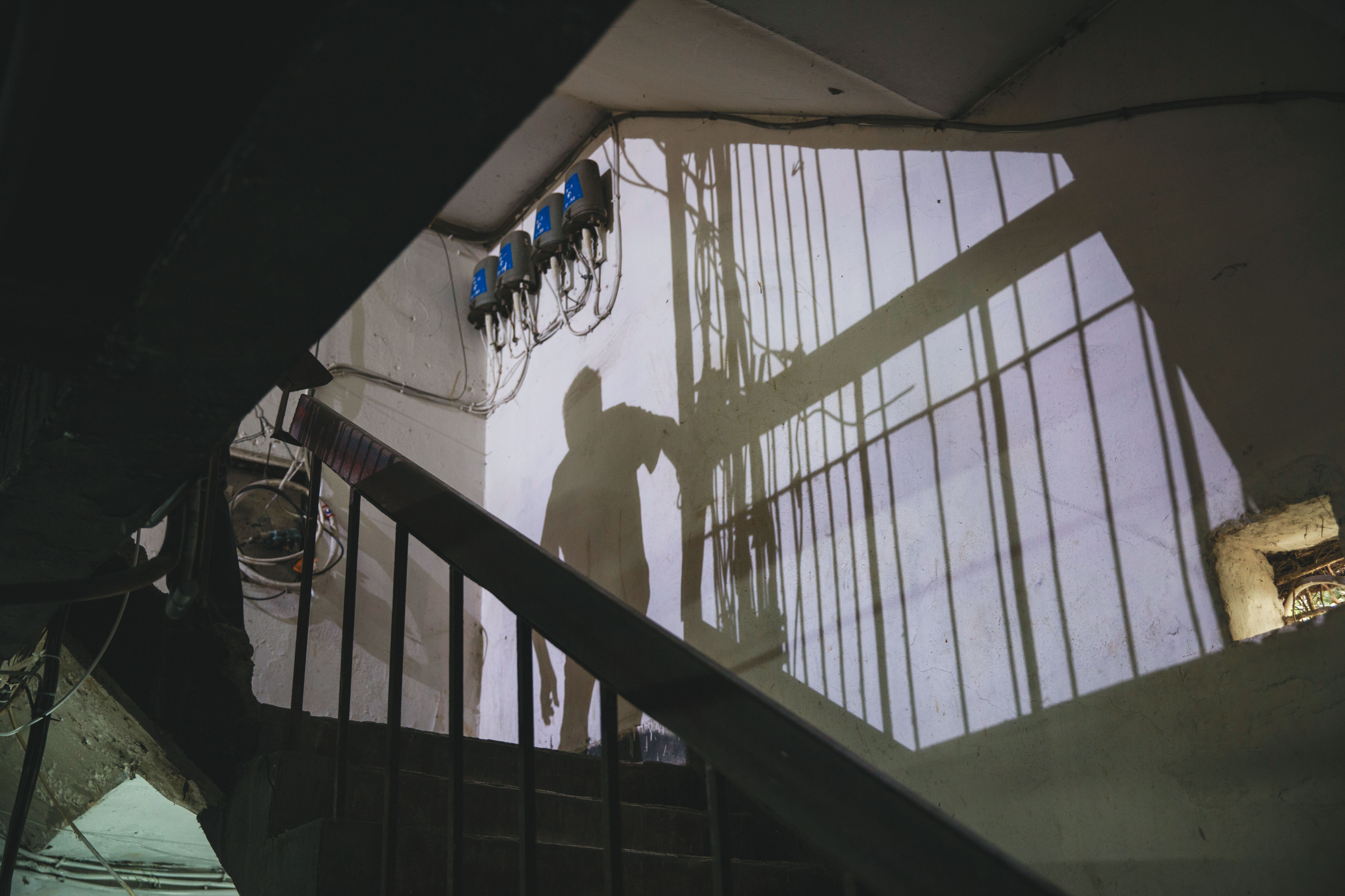 社工像在社會的陰暗面工作，有時必須陪伴個案，聆聽各種悲慘絕望的故事，他們像個案的樹洞，卻缺乏可以傾訴的對象。