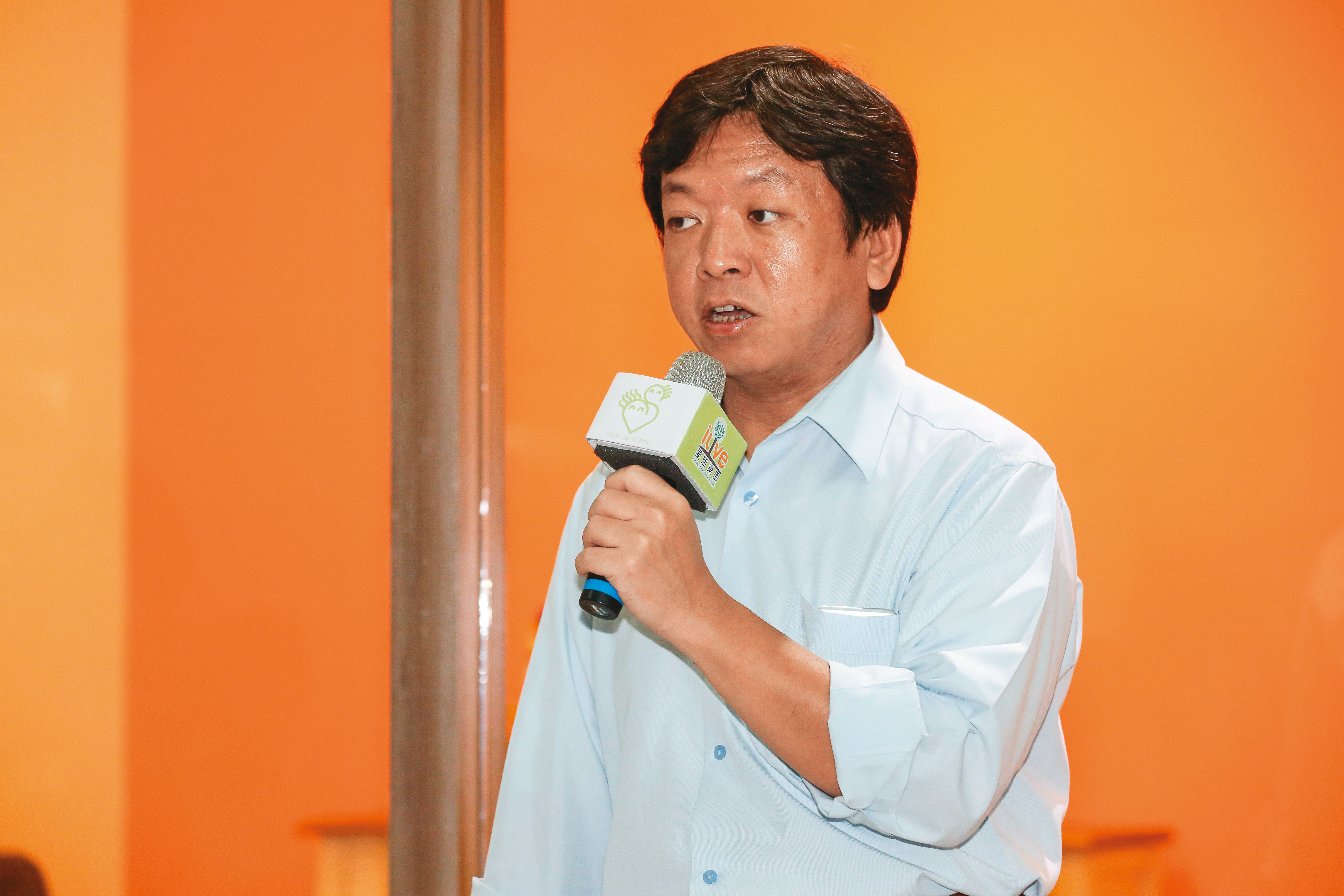 曾任台北市社會局長的台大醫師許立民認為，社工工作環境要變好，必須把其他資源也補上來。