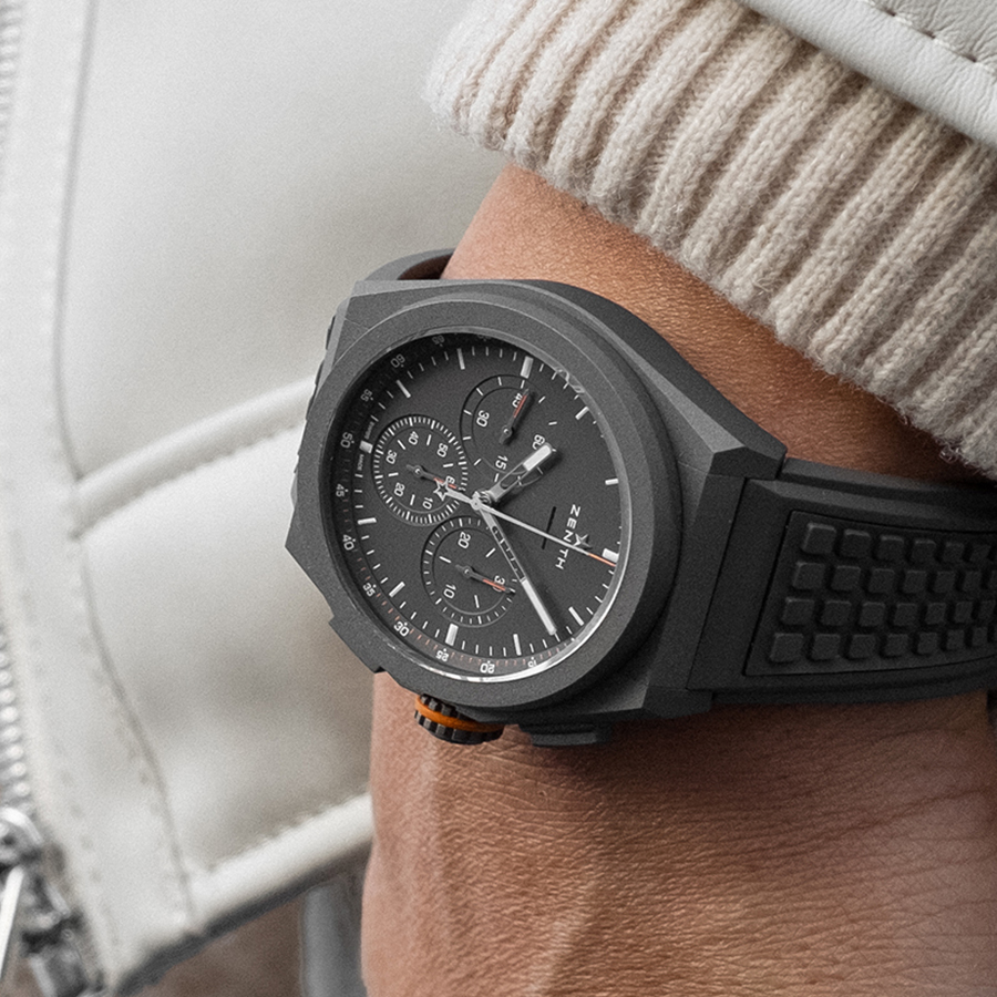 錶徑44mm、噴砂鈦金屬錶殼、時間指示、計時碼錶功能、動力儲存指示、El Primero 9004自動上鏈機芯、防水100米、限量250只、建議售價NTD 446,700