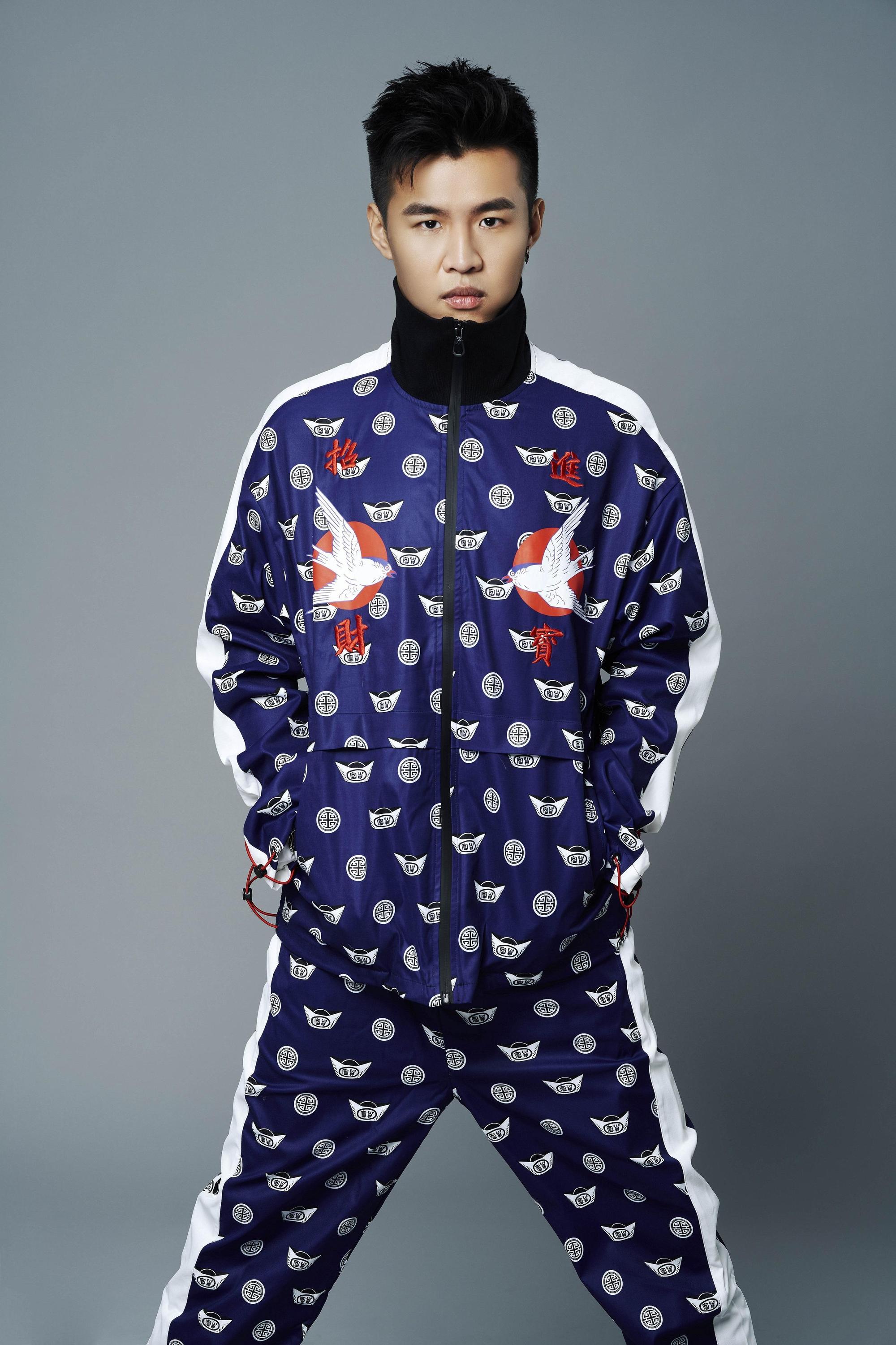 屁孩創作的單曲〈她gucci的時候眼淚總是prada prada的dior〉被許多人翻玩,21日再度推出第5個版本。(索尼音樂提供)