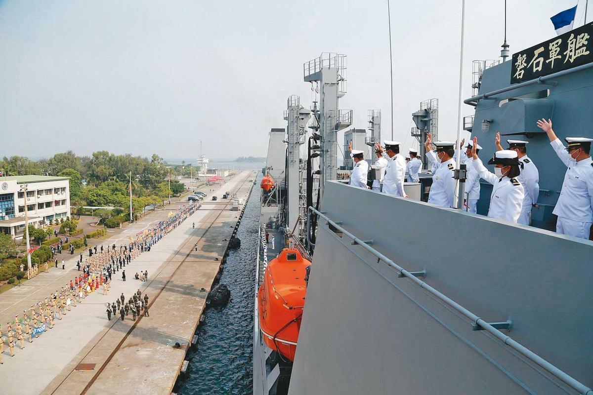 國內疫情再度陷入緊張,海軍敦睦艦隊染病軍士兵爆發群聚感染,確診個案足跡擴散加劇。(翻攝自軍聞社)