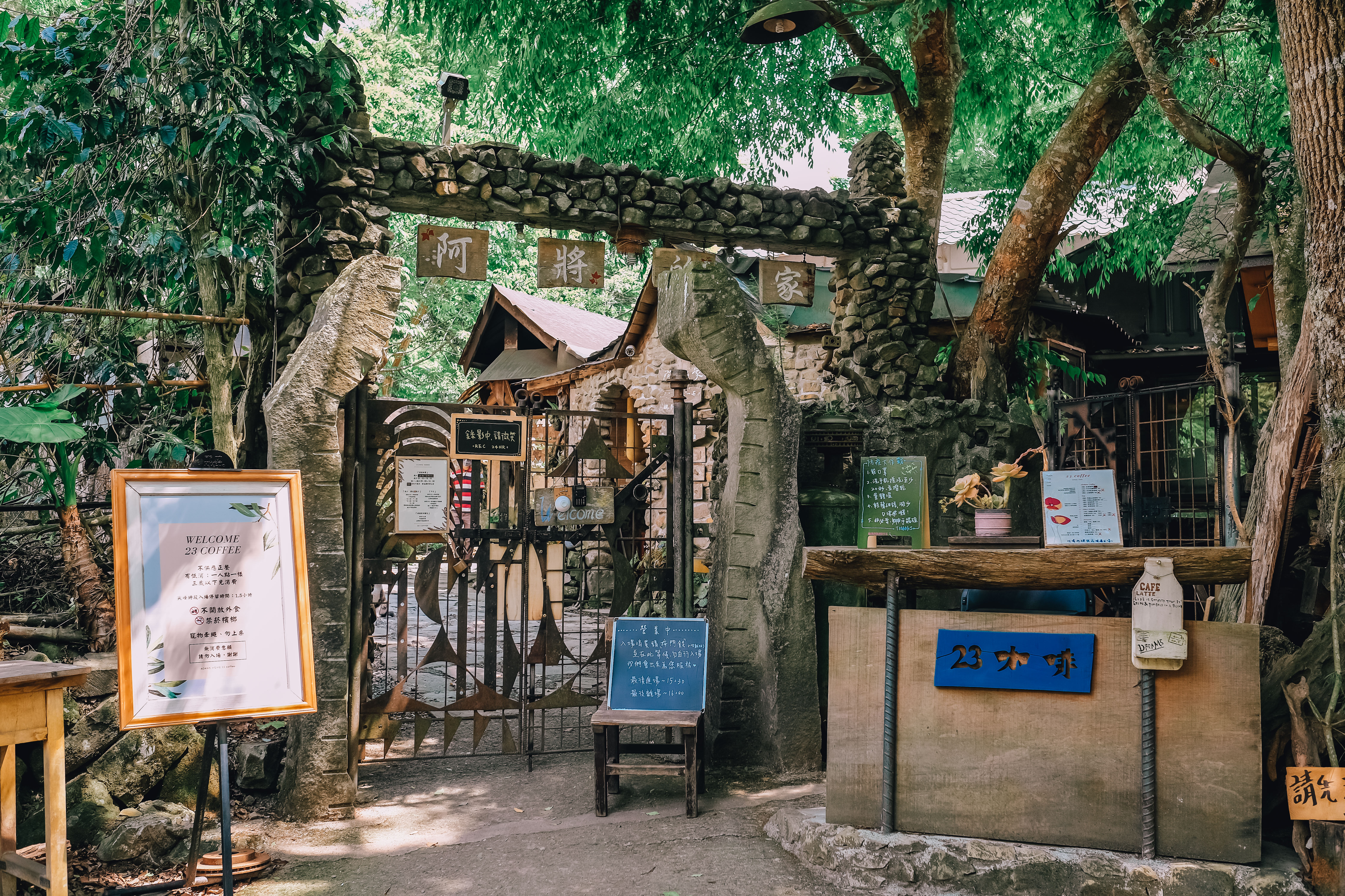 入口處即可感受到濃濃原始部落的手作痕跡，大多是用石材與木頭混拼而成，不禁讓人讚嘆阿將的手藝。