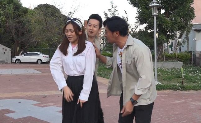 夢多扮演高中生，調戲張文綺。（TVBS提供）