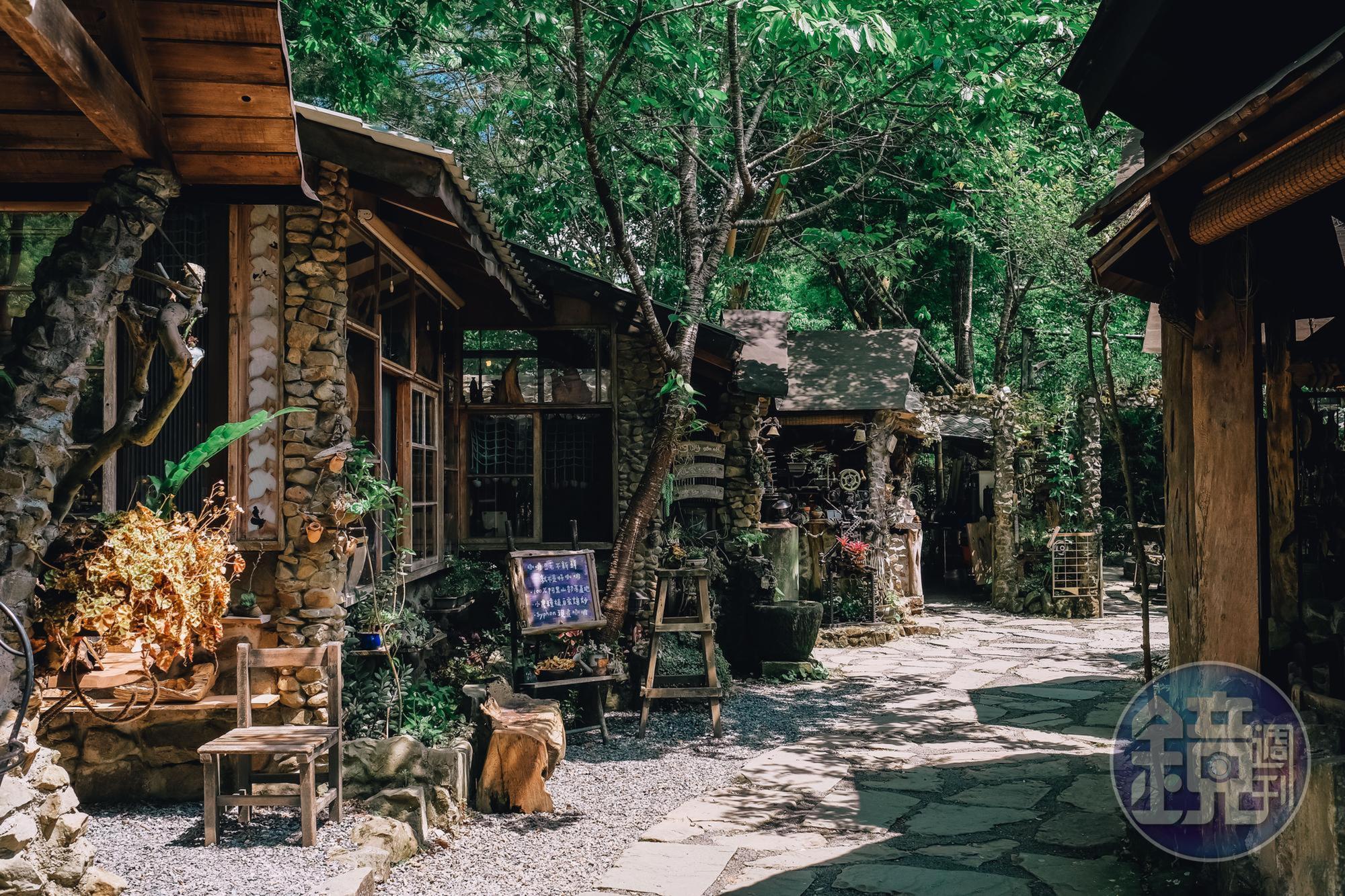 利用原木與石材建構的空間,富有原民特色外,在綠蔭下的園區巧妙地與自然融合。