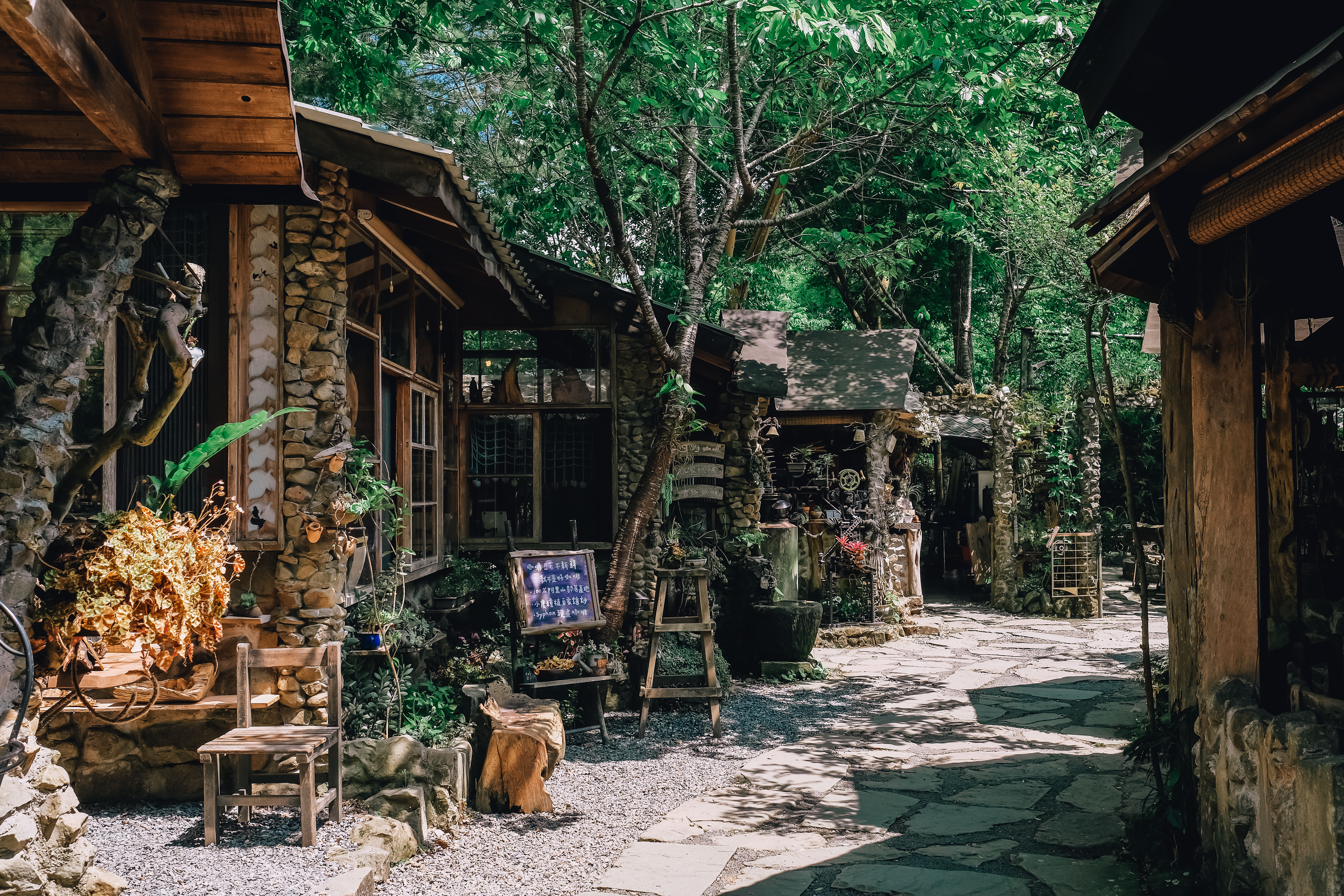 利用原木與石材建構的空間,富有原民特色外,在綠蔭下的園區巧妙地與自然融合。