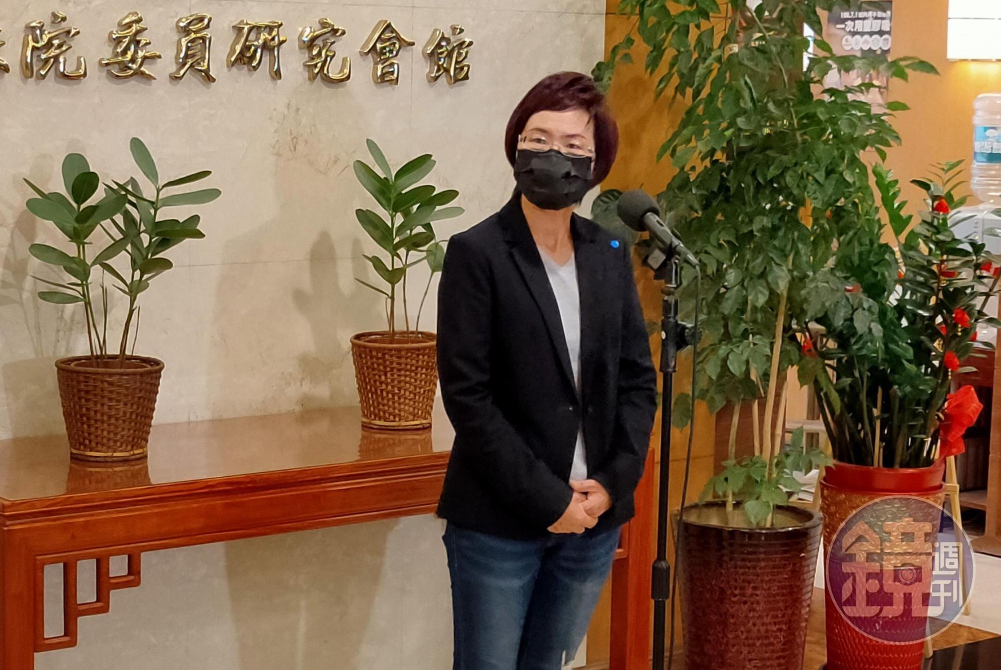立委陳素月下午出面說明助理猝逝一事。