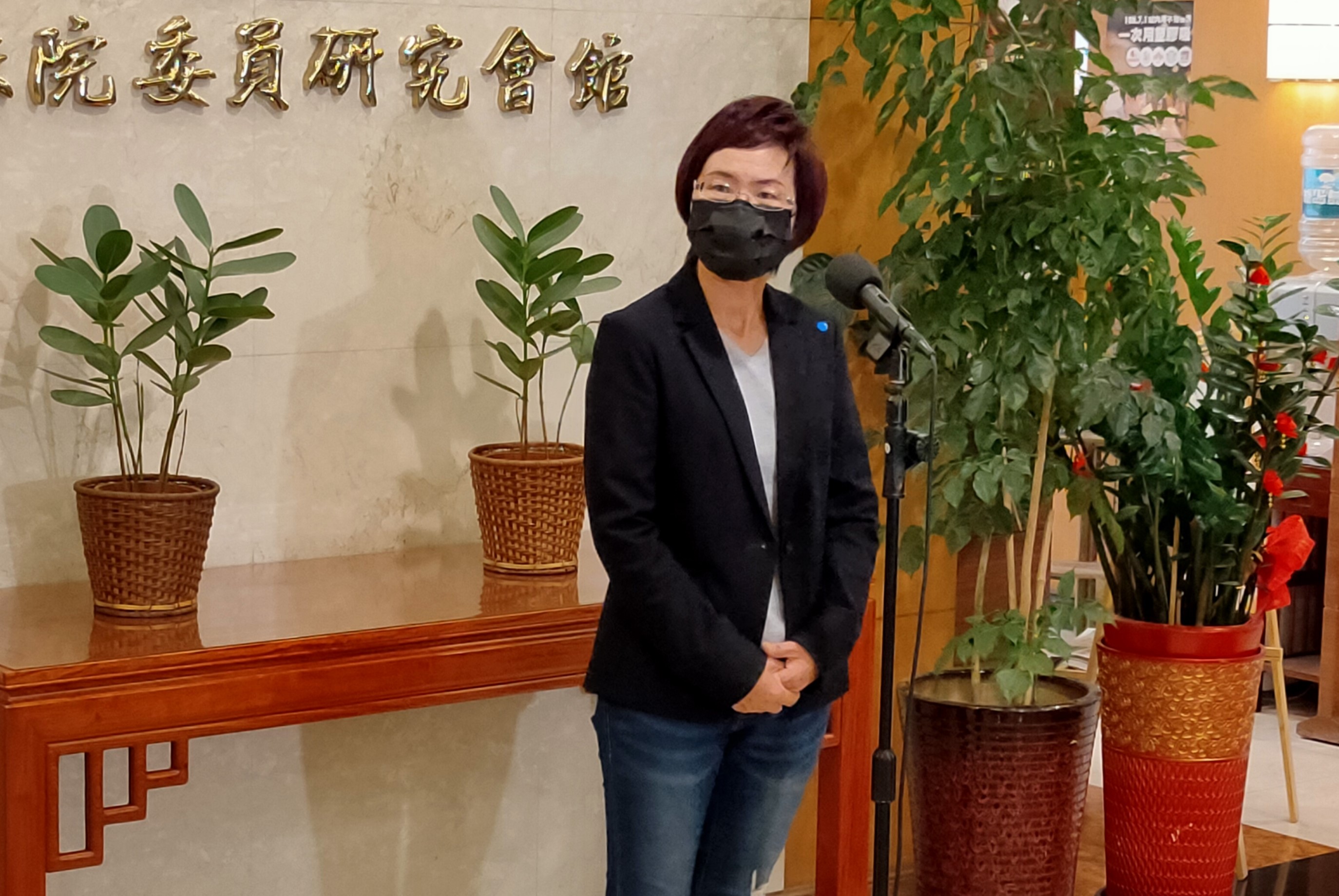 立委陳素月下午出面說明助理猝逝一事。