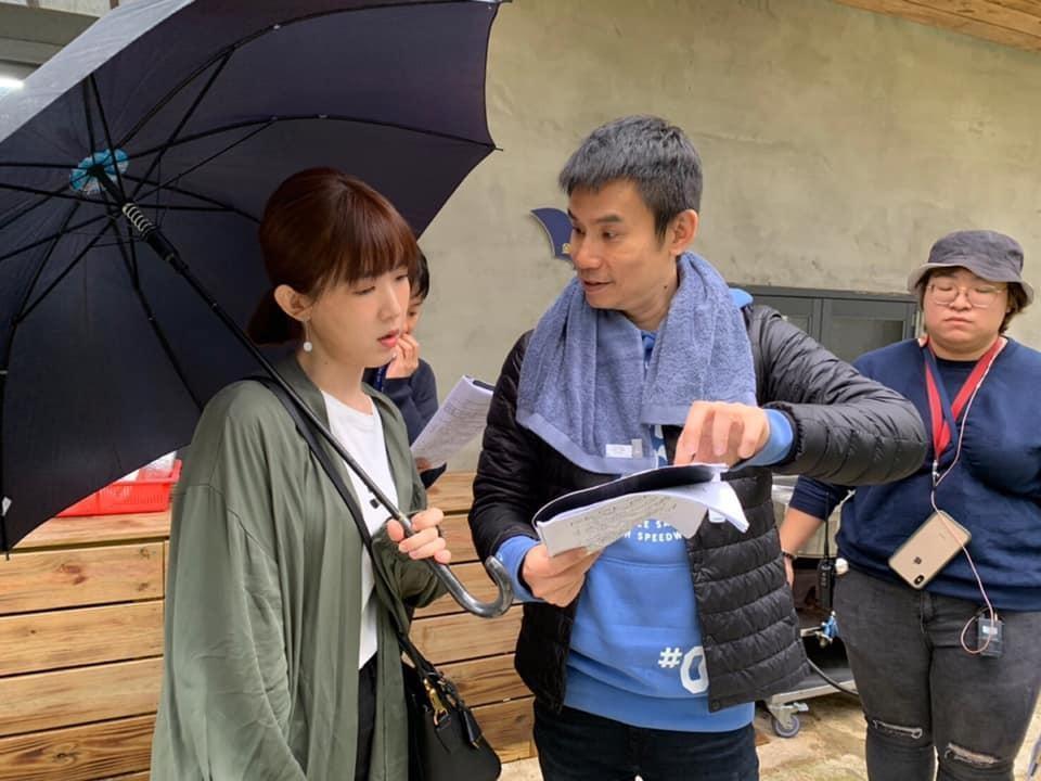 杜政哲(中)首度在台語劇《若是一個人》自編自導。左為演員孫可芳。(翻攝自杜政哲臉書)
