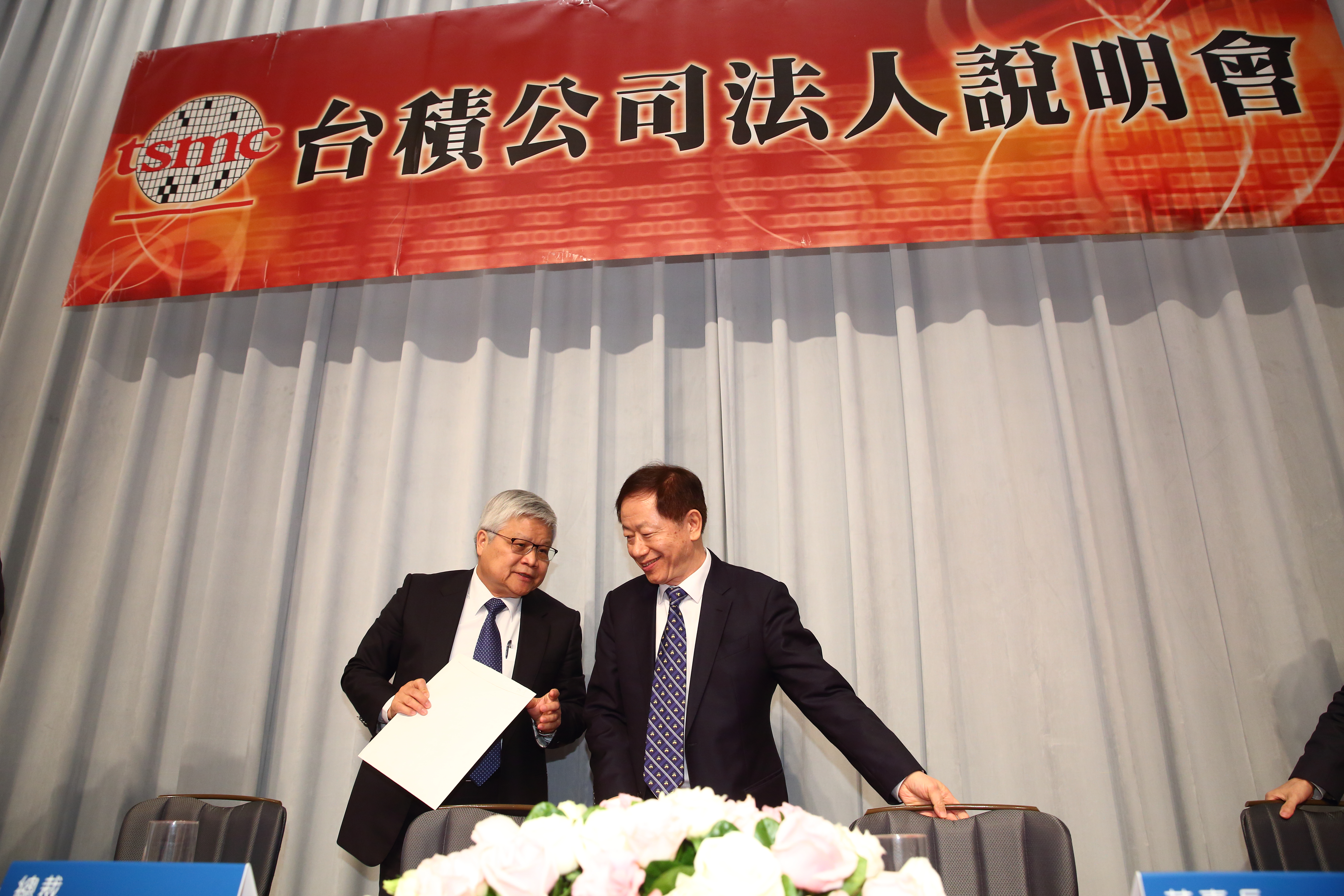 魏哲家（左）和劉德音（右）去年年薪高達2.93億元。（本刊資料照）