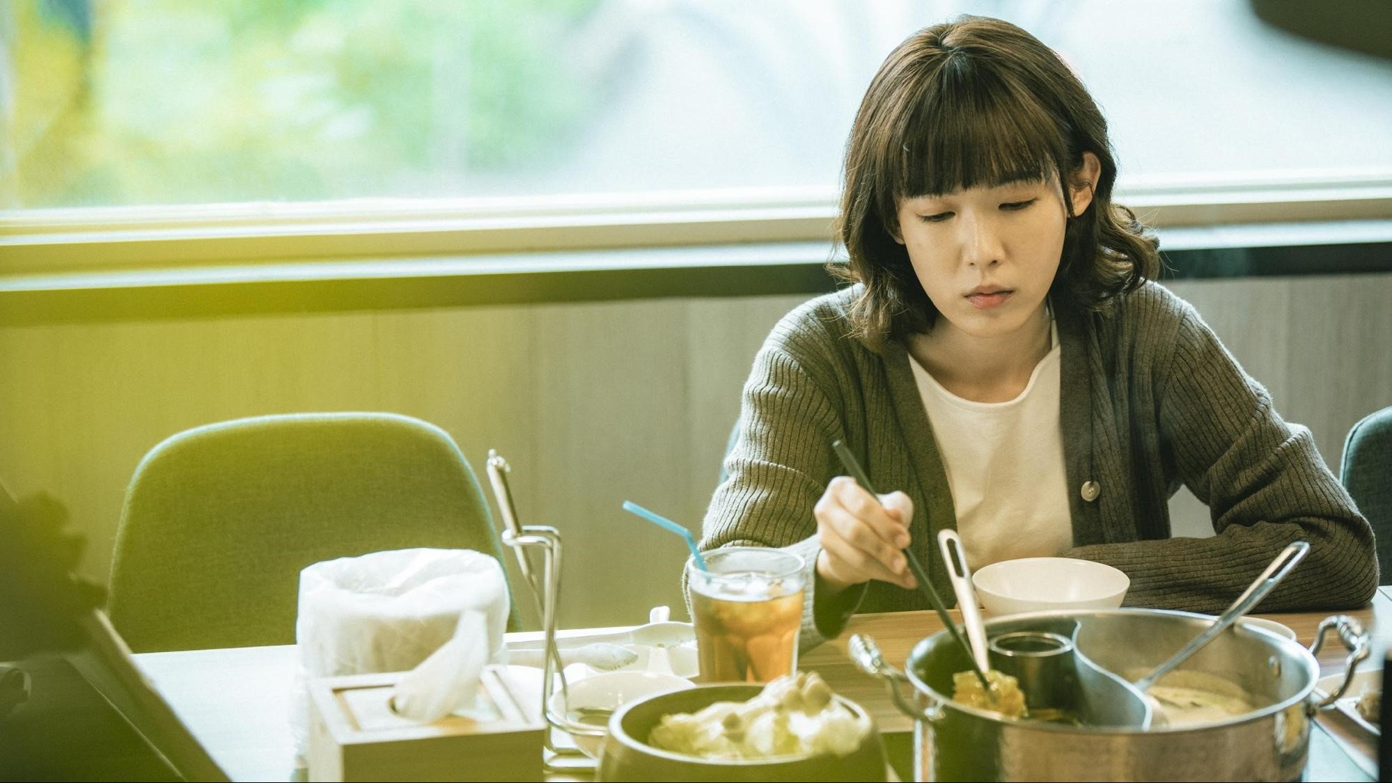 杜政哲將單身友人吃麻辣鍋的橋段，融入《若是一個人》劇中。（華視提供）