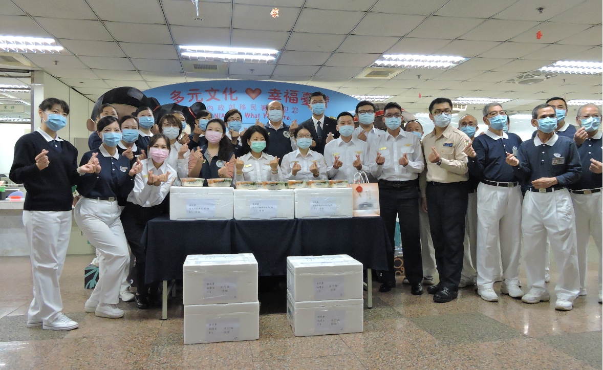 慈濟志工供齋響應世界地球日活動，前往移民署推廣茹素飲食。（慈濟基金會提供）