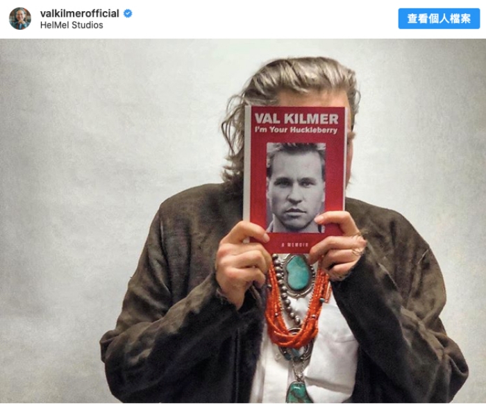 手持自傳《I’m Your Huckleberry》的方基墨。（翻攝自Val Kalmer官方Instagram）