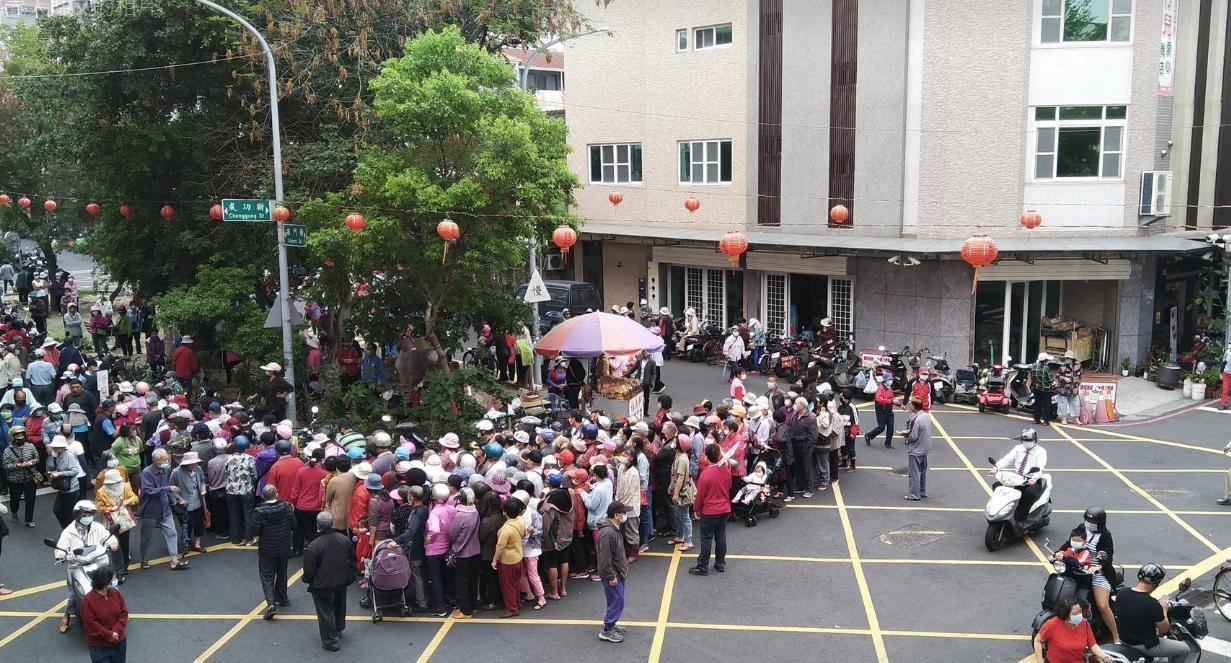 嘉義市蛋捲名店福義軒湧排隊人潮，目擊者稱很多人沒戴口罩、社交零距離。（翻攝自綠豆嘉義人臉書）