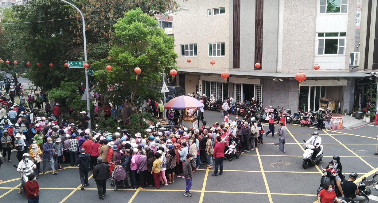 嘉義市蛋捲名店福義軒湧排隊人潮，目擊者稱很多人沒戴口罩、社交零距離。（翻攝自綠豆嘉義人臉書）