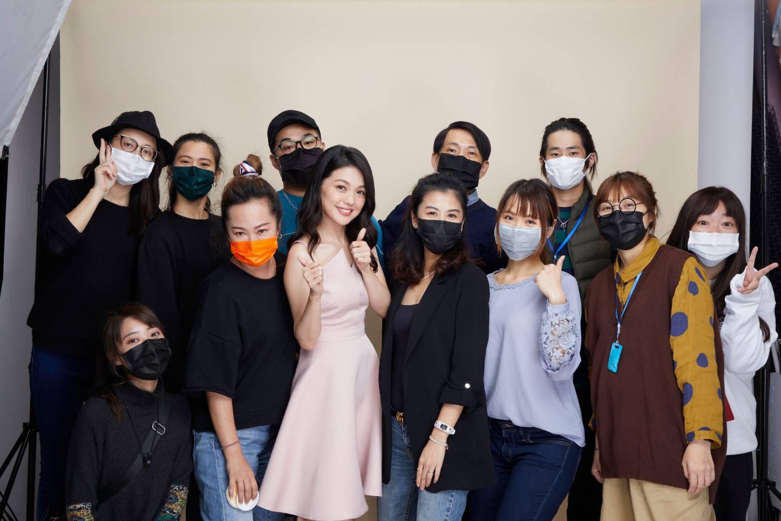 蜜雪薇琪接下保養品代言，由蜜雪獨挑大樑拍攝，全員作好防疫措施。（唱戲世界娛樂提供）