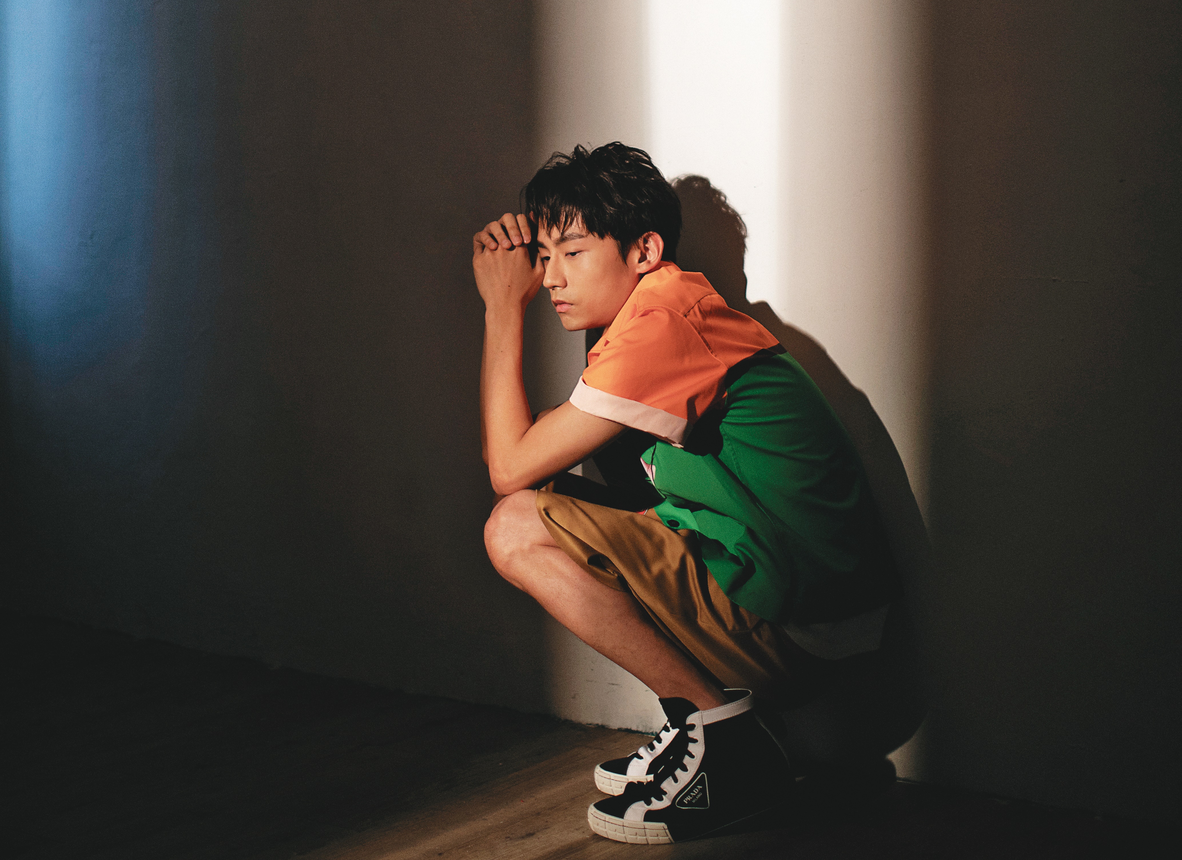 從高中時就充滿了表演欲，也開始不斷搞怪，最後在戲劇空間找到自我的定位。