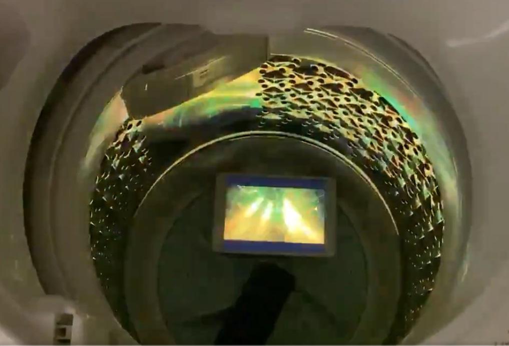 日網友把平板電腦及藍芽喇叭放進洗衣機裡,營造出視覺上的夜店效果。(翻攝Twitter:@ItOVMQdxVKPaQMW)