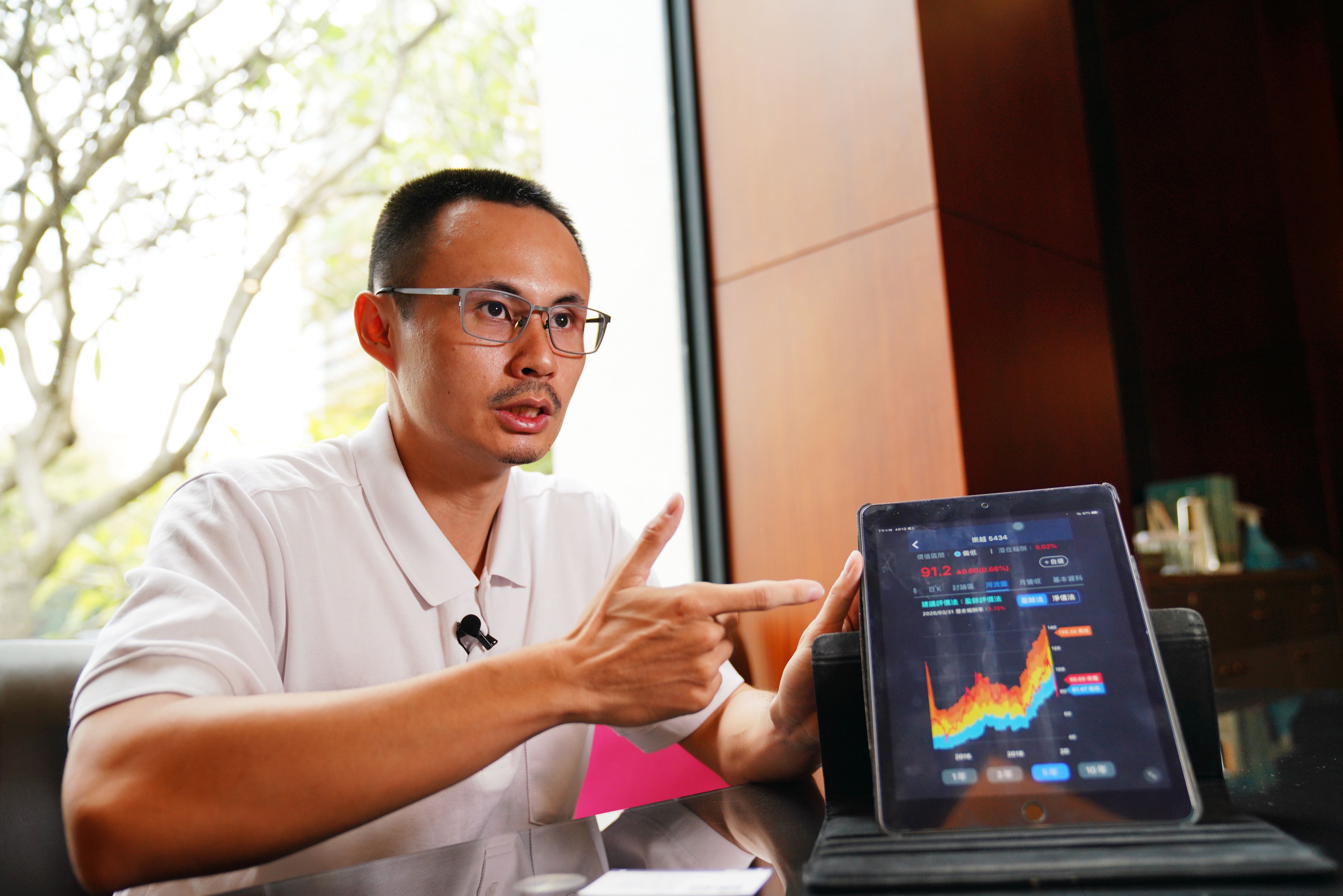 篩選股票阿勳不看單一時點的本益比，而是評估近五年的本益比，從價值河流圖中找尋便宜潛力股。