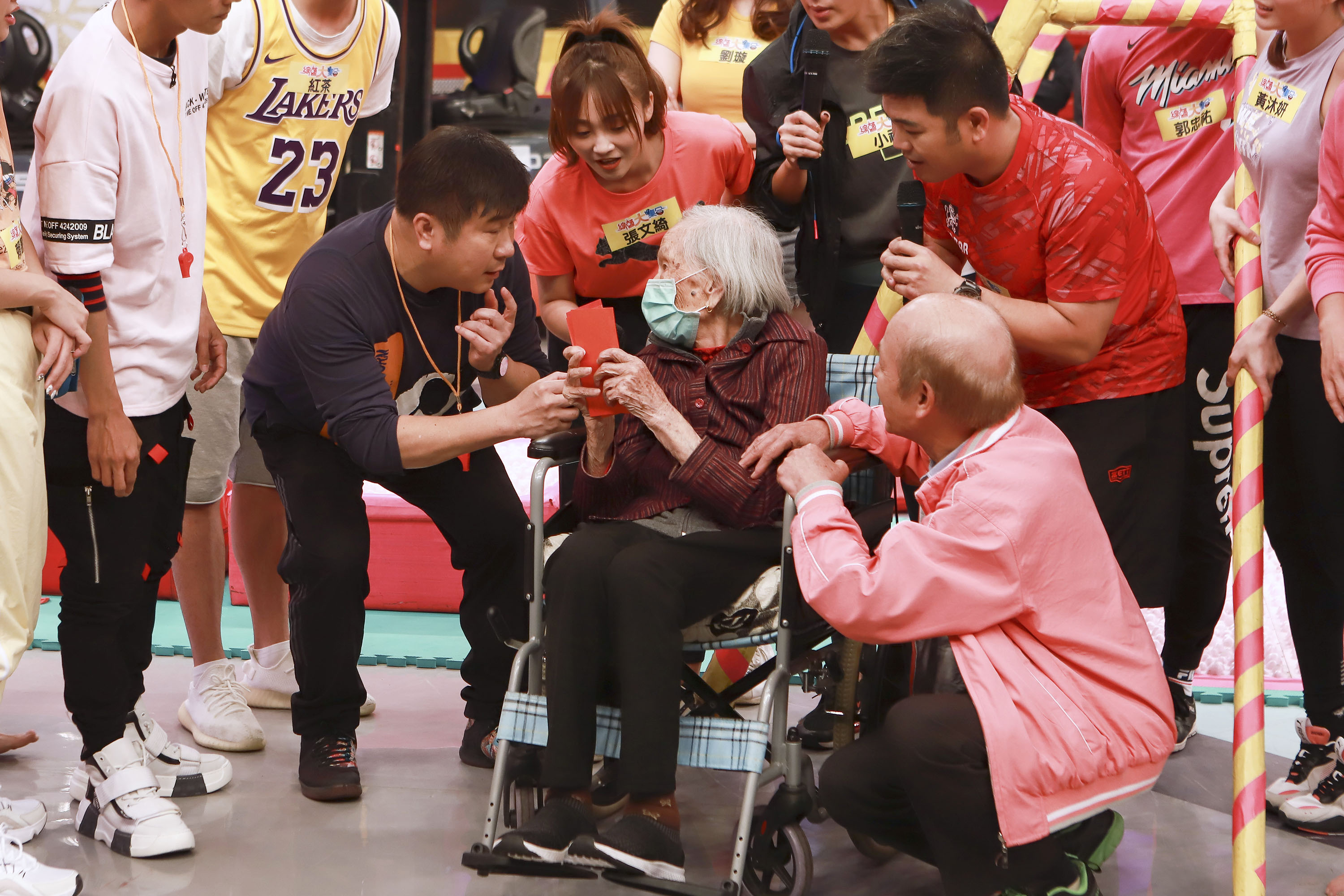 《綜藝大集合》今天錄母親節特別企劃，現場有一位高齡102歲的人瑞阿嬤來到現場，還是胡瓜的忠實粉絲。（民視提供）