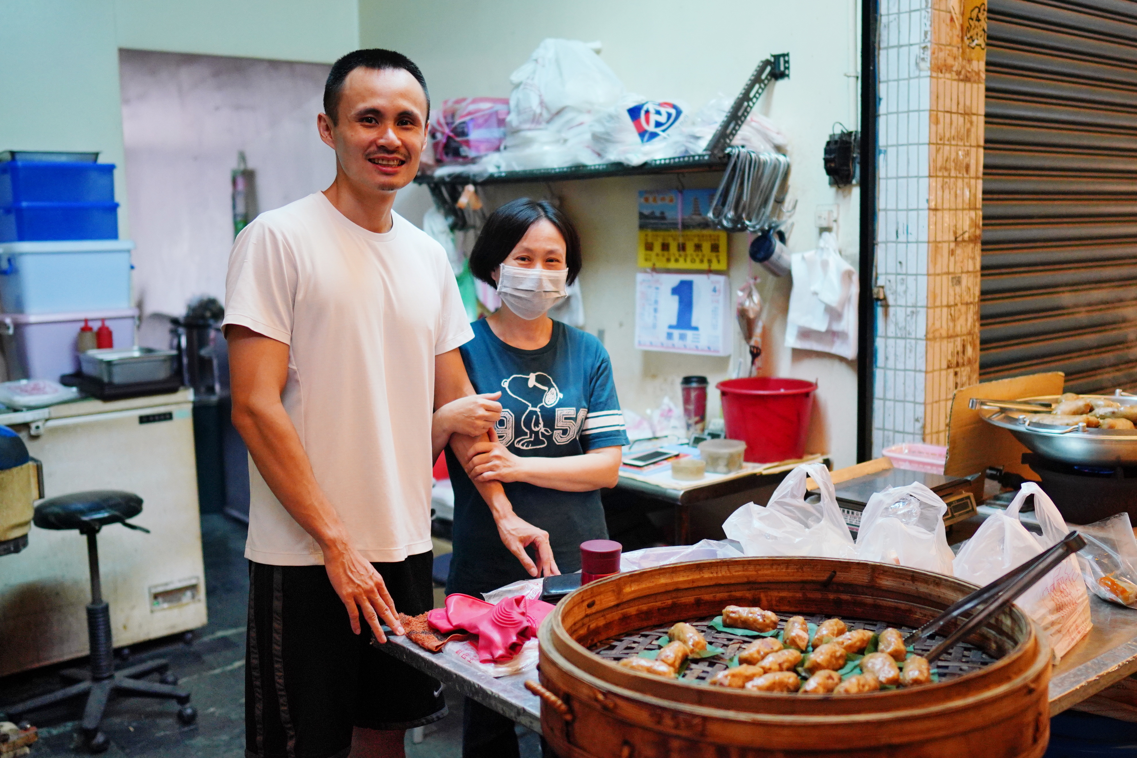 從小看著母親身兼3份工作，辛苦拉拔孩子長大，阿勳賺錢最大的目的就是要回饋母親。