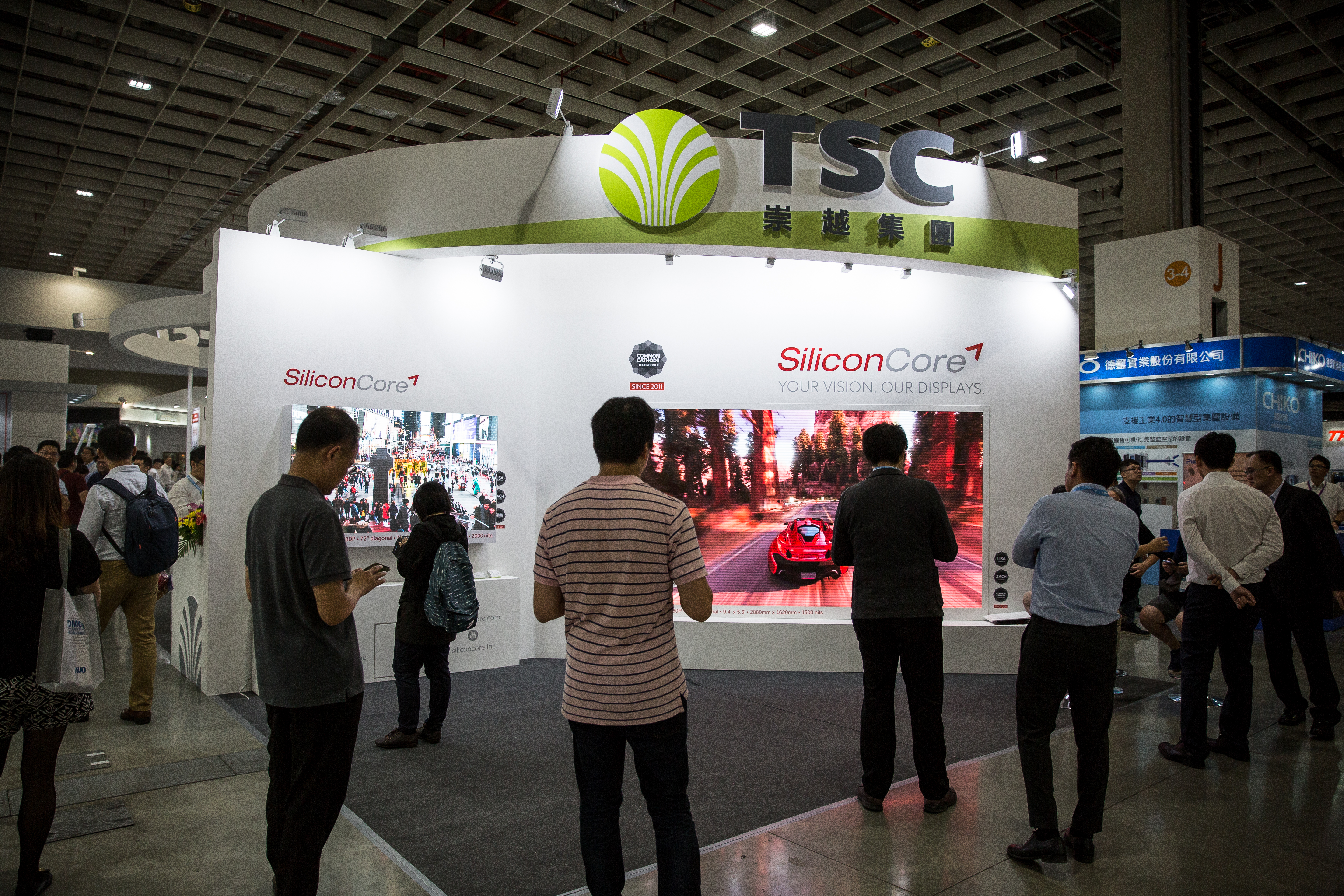 崇越為半導體通路商，只賣原料不負責技術，最強護城河來自其業務能力。