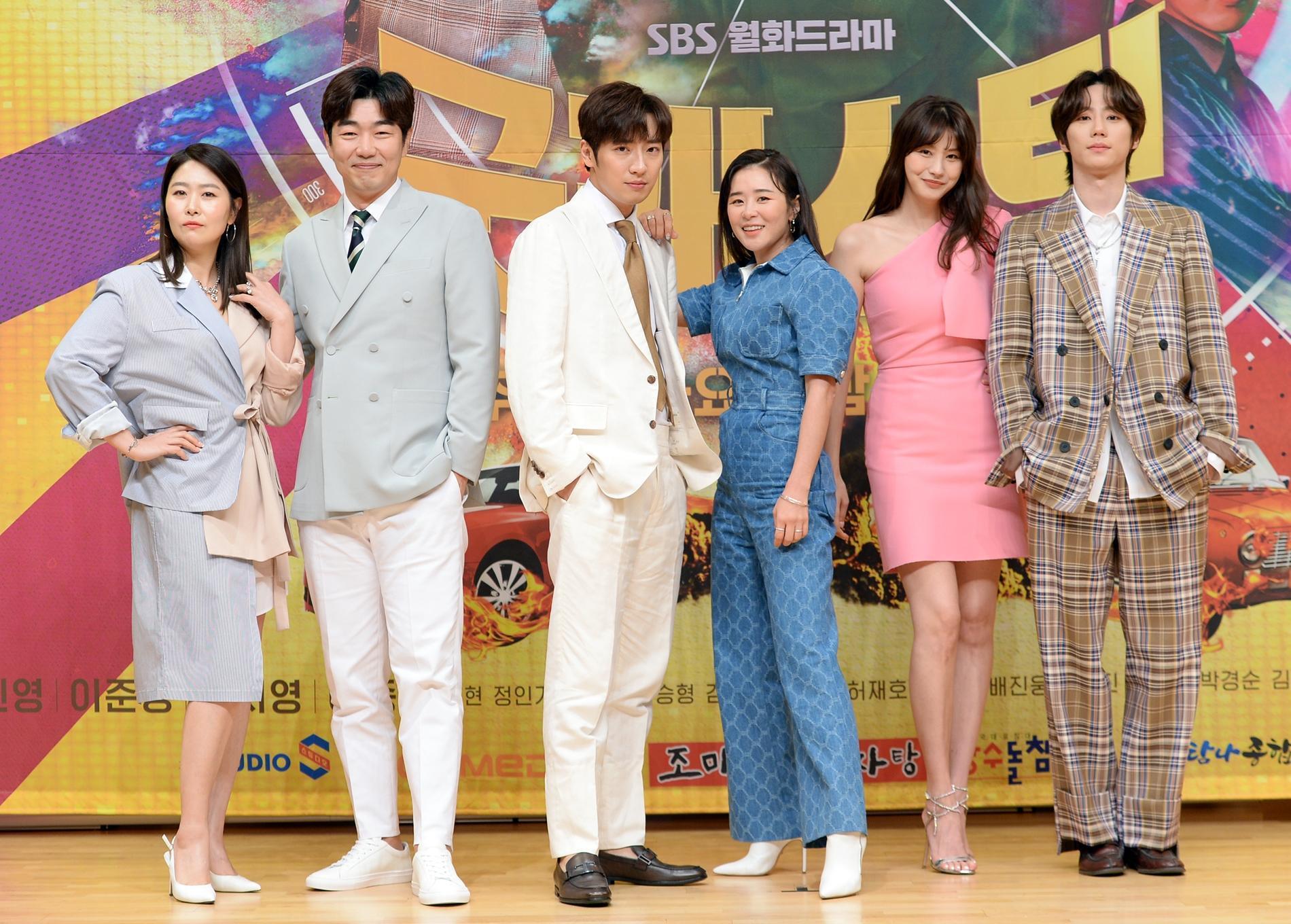 《Good Casting》由金志映(左起)、李鐘赫、李相燁、崔江姬、柳仁英、李濬榮共同演出。(friDay影音提供)