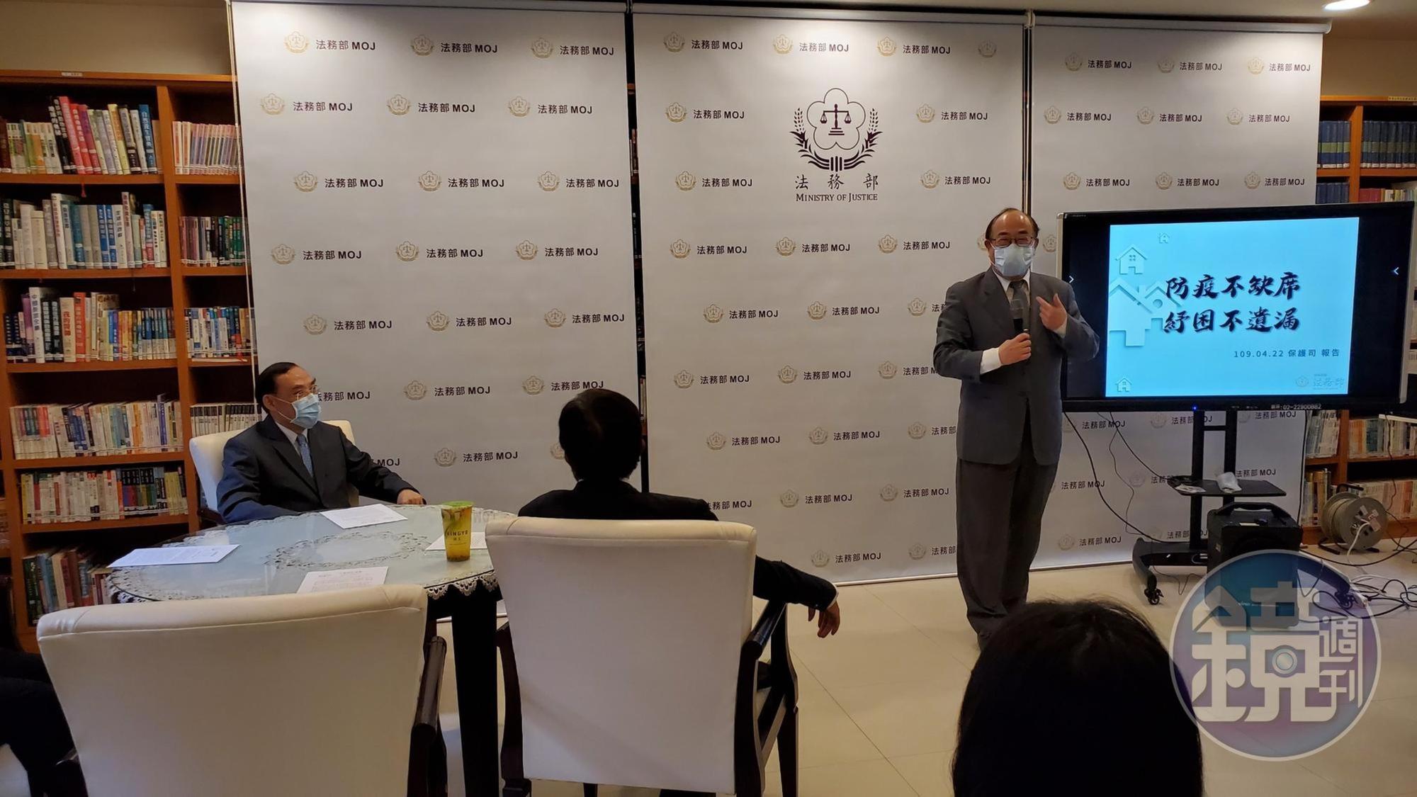 法務部保護司長黃玉垣表示,透過榮譽觀護人等關懷,且結合政府紓困資源,總計關懷受保護管束人4200人次、提供物資及急難救助超過200人次、協助連結政府紓困措施170人次,且延緩更生人創業貸款還款期限。