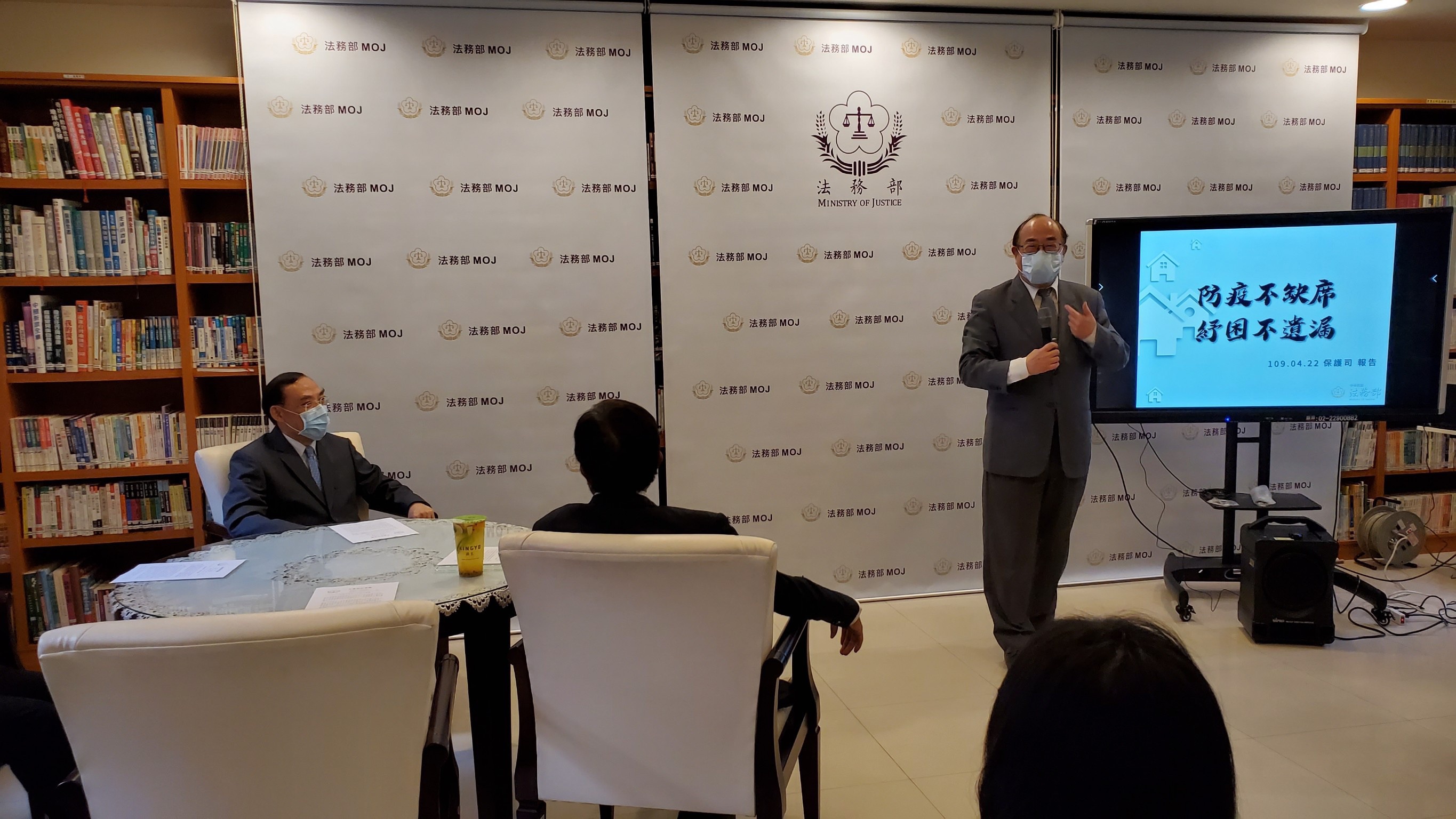 法務部保護司長黃玉垣表示,透過榮譽觀護人等關懷,且結合政府紓困資源,總計關懷受保護管束人4200人次、提供物資及急難救助超過200人次、協助連結政府紓困措施170人次,且延緩更生人創業貸款還款期限。