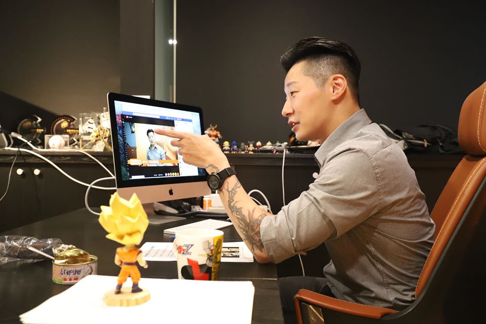 林昶佐剪去長髮,首度以短髮模樣開直播,讓不少觀眾看傻。(翻攝自林昶佐臉書)