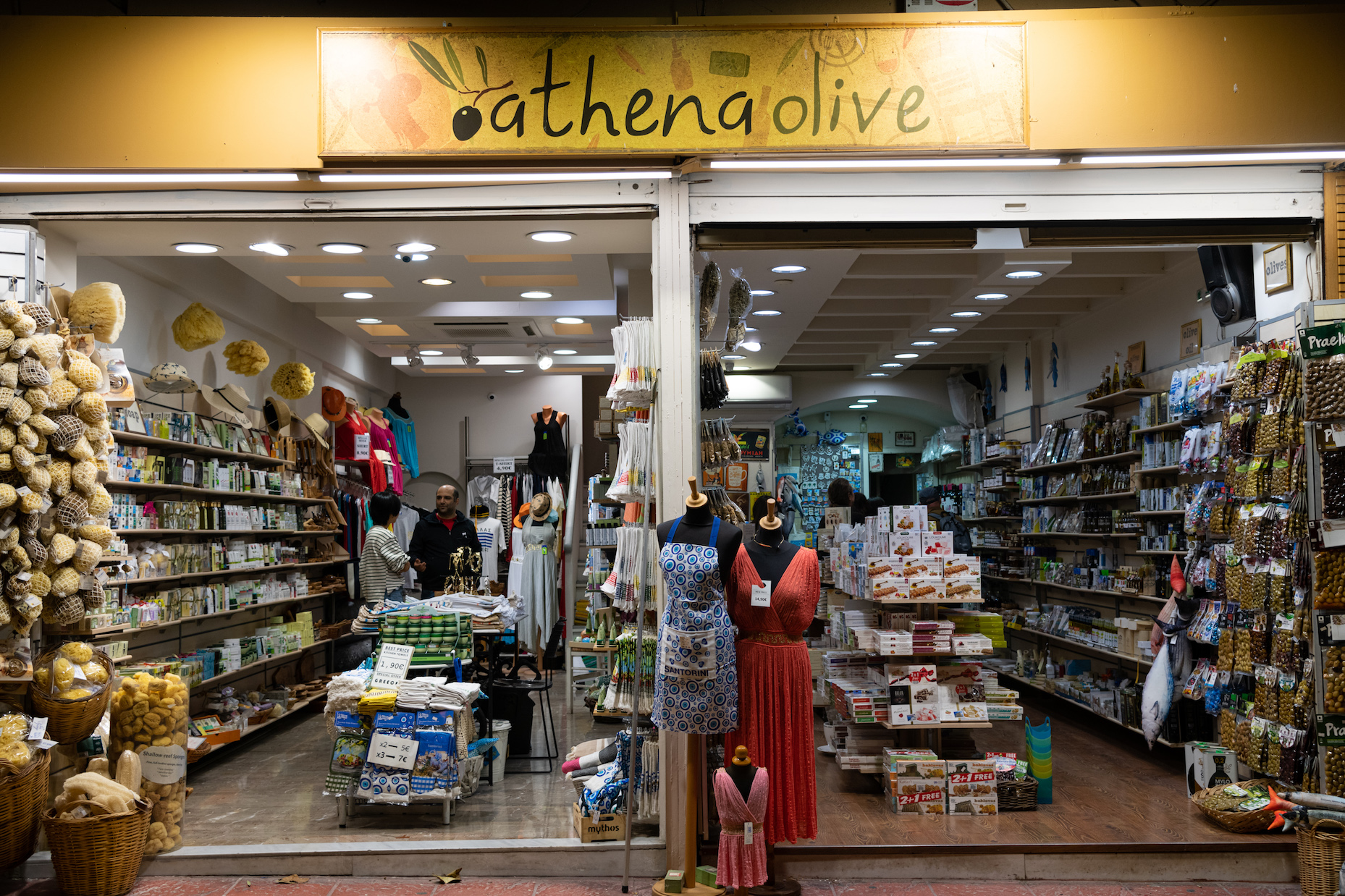 「Athena Olive」位於Plaka舊城區，架上全為希臘橄欖相關商品。