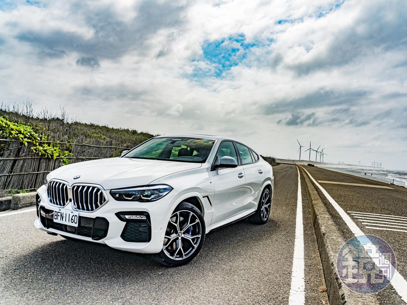 G06世代X6相較於前一代車型其車身尺碼部分微幅放大，除了車長增加26mm達4,935mm，車寬增加15mm為2,004mm之外，底盤軸距也加長42mm達到2,975mm，至於車高則是微幅降低了6mm。