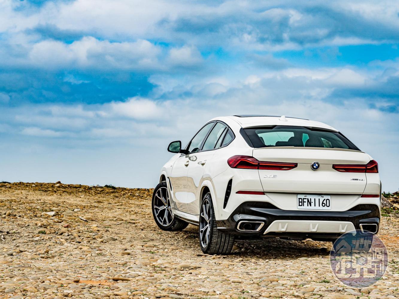 大膽的車尾設計是全新世代BMW X6最聚焦的部份，流線型的斜背設計則源自全新8系列雙門跑車獨有的帥氣風範！