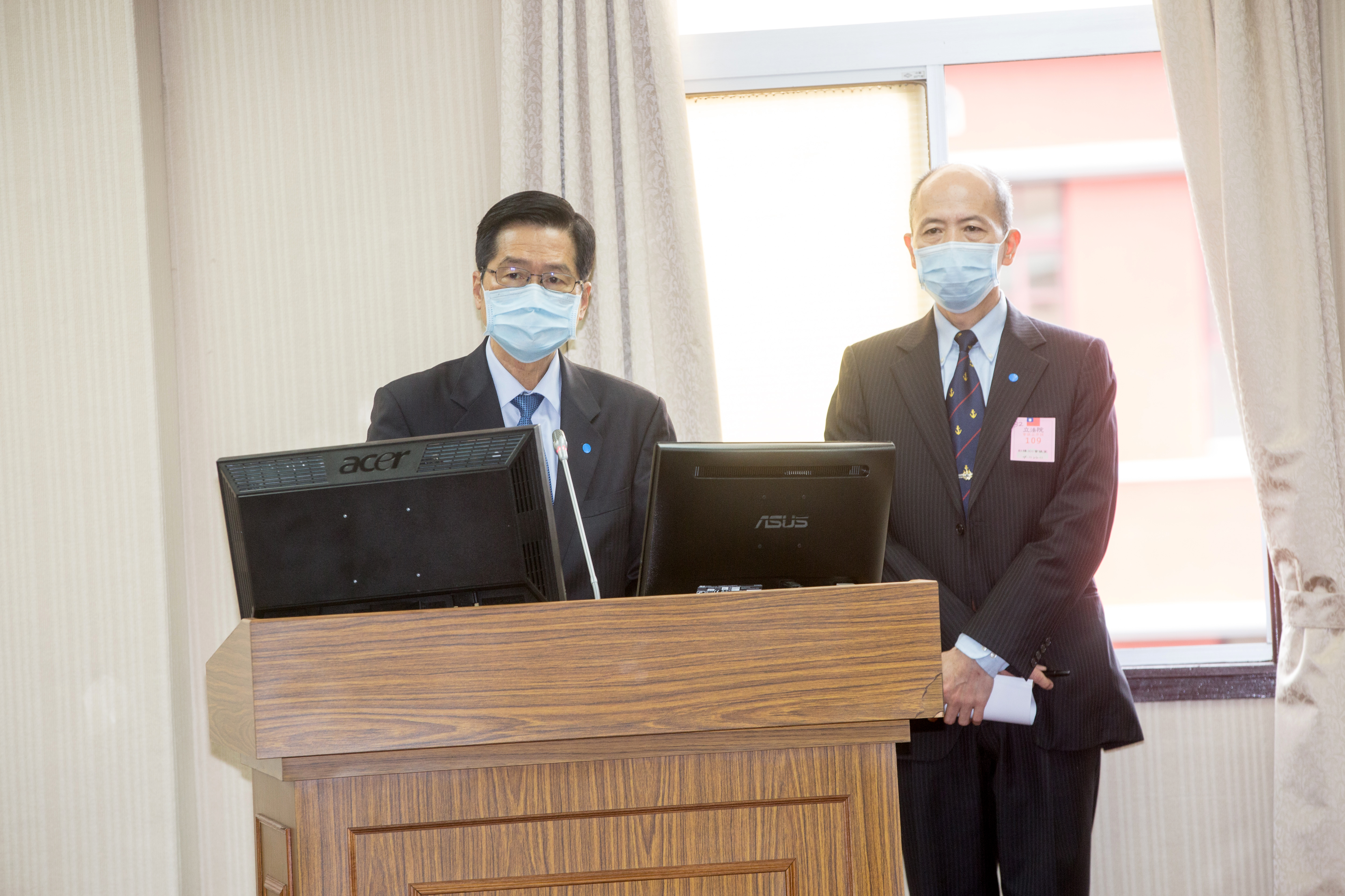 國防部長嚴德發和海軍副司令梅家樹，在立院進行專案報告。（本刊資料照）