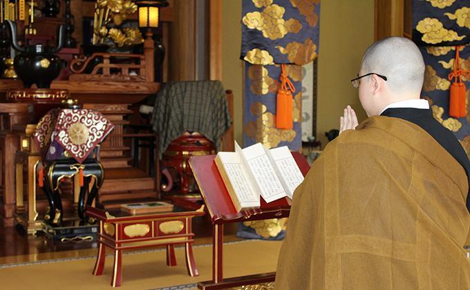 因應新冠肺炎疫情,日本喪葬業者開始提供網路葬禮直播、師父手機誦經,甚至是先火化後辦告別式的「後葬」服務。(翻攝自日本喪葬業者Sumabou網頁)