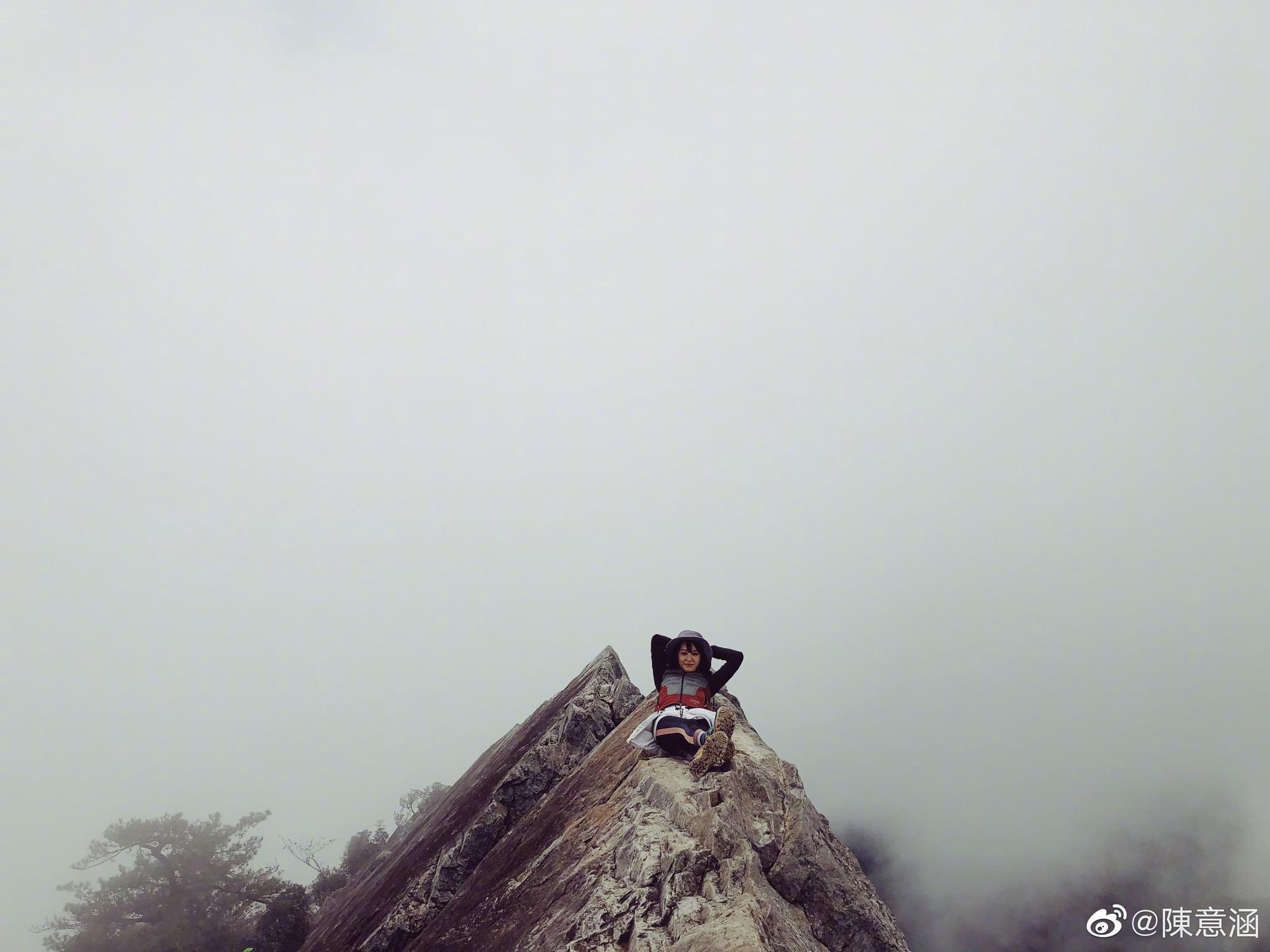 陳大膽還躺在山脊上拍照。(翻攝自陳意涵臉書)