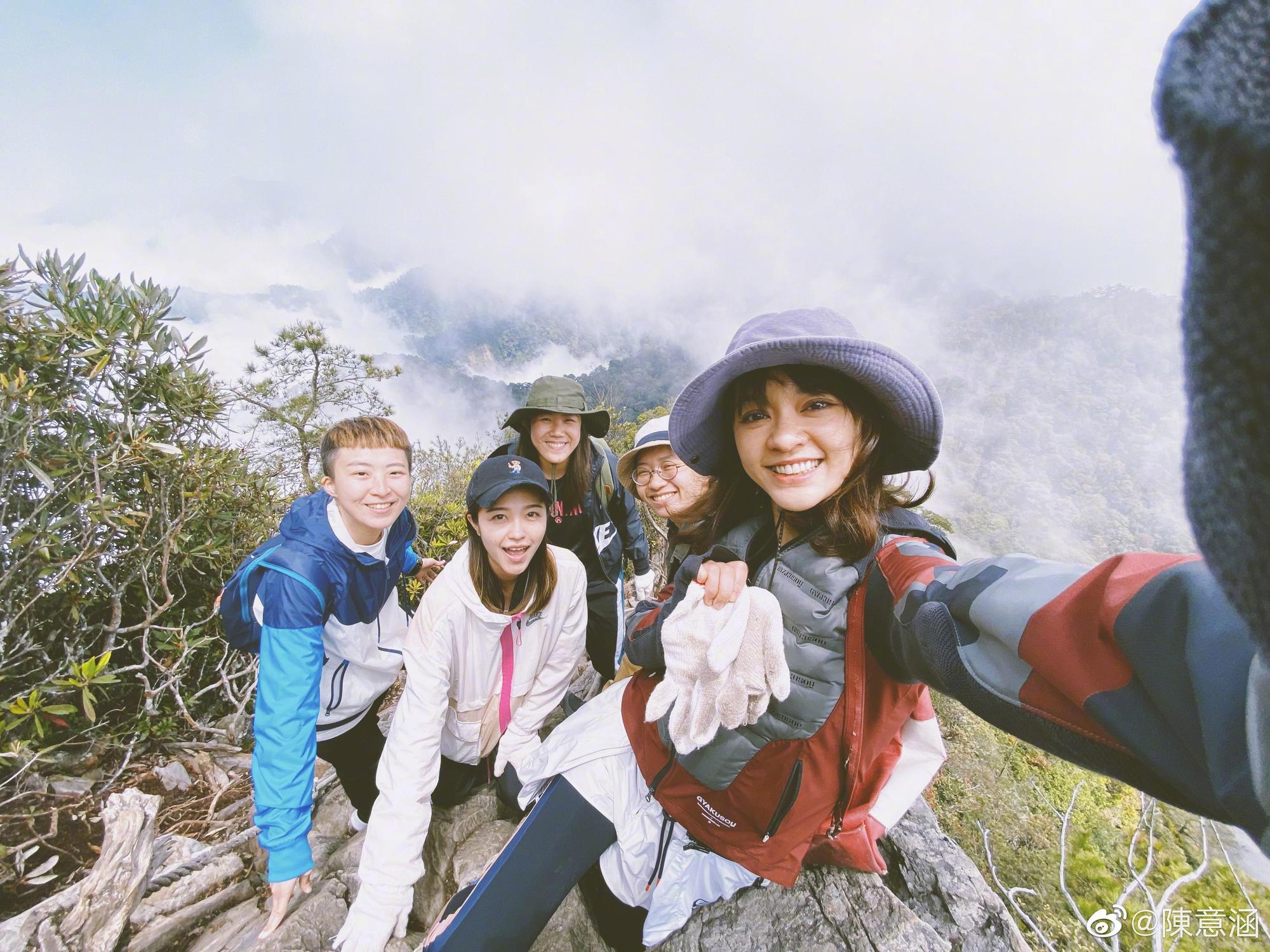 陳意涵手腳並用爬山,拍照做足戲。(翻攝自陳意涵臉書)
