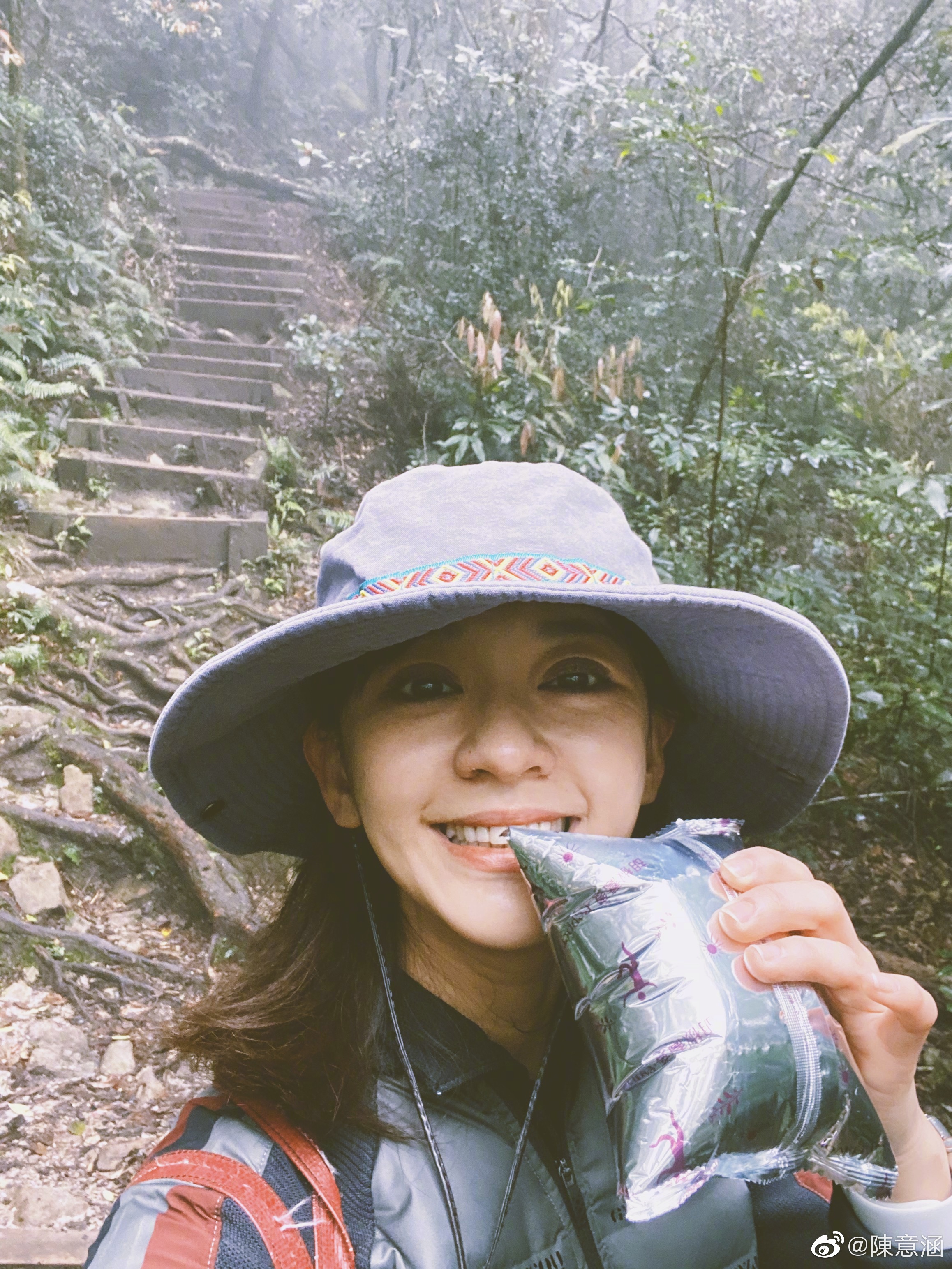 被網友讚爬個山也這麼美的陳意涵，很愛做各種運動。（翻攝自陳意涵臉書）