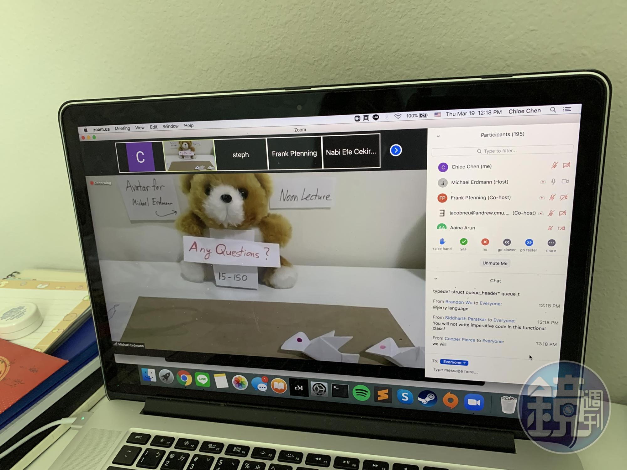 網路課堂不容易專注,教授有請小熊玩偶出馬,吸引學生注意和提問。