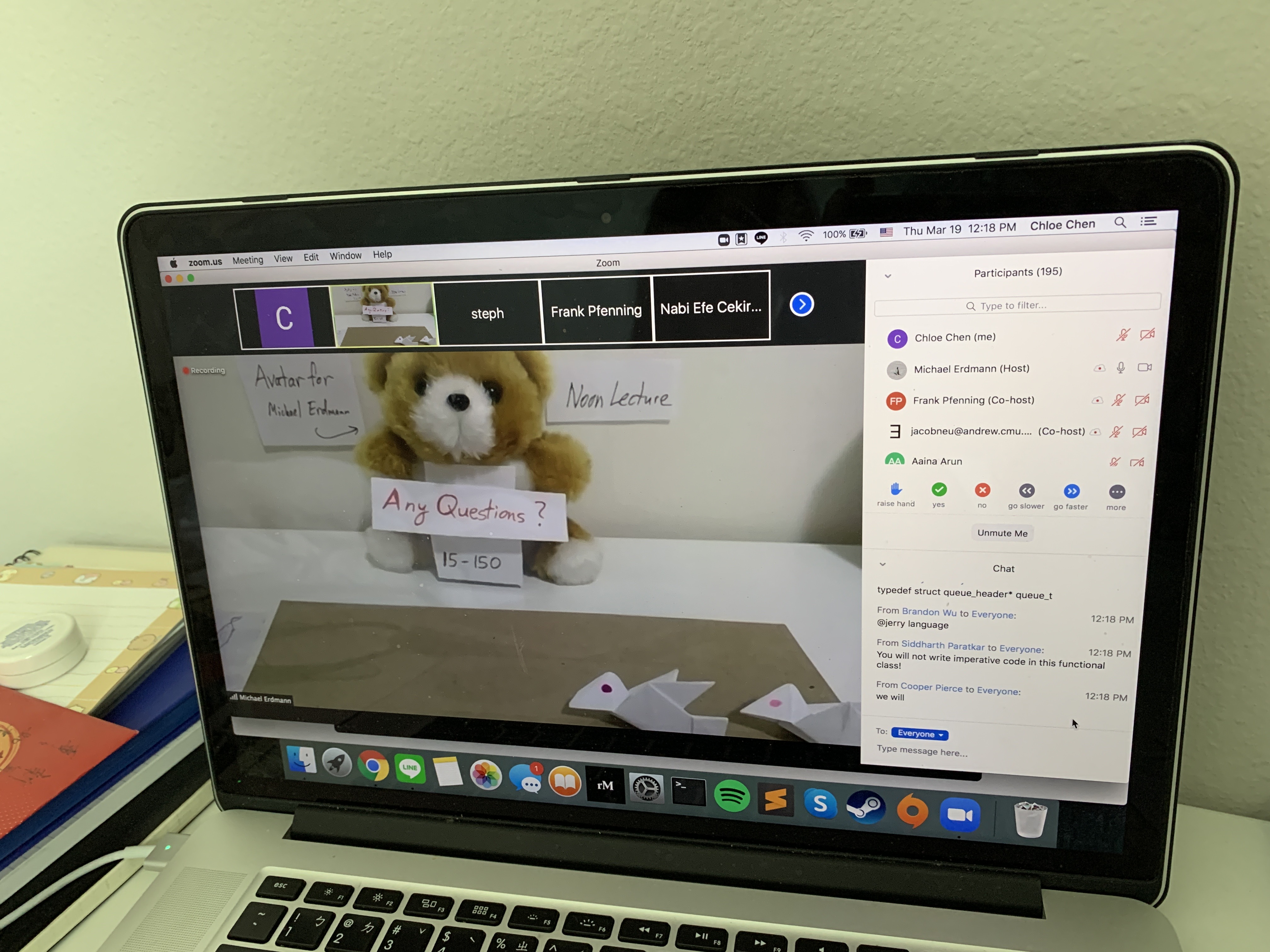 網路課堂不容易專注，教授有請小熊玩偶出馬，吸引學生注意和提問。