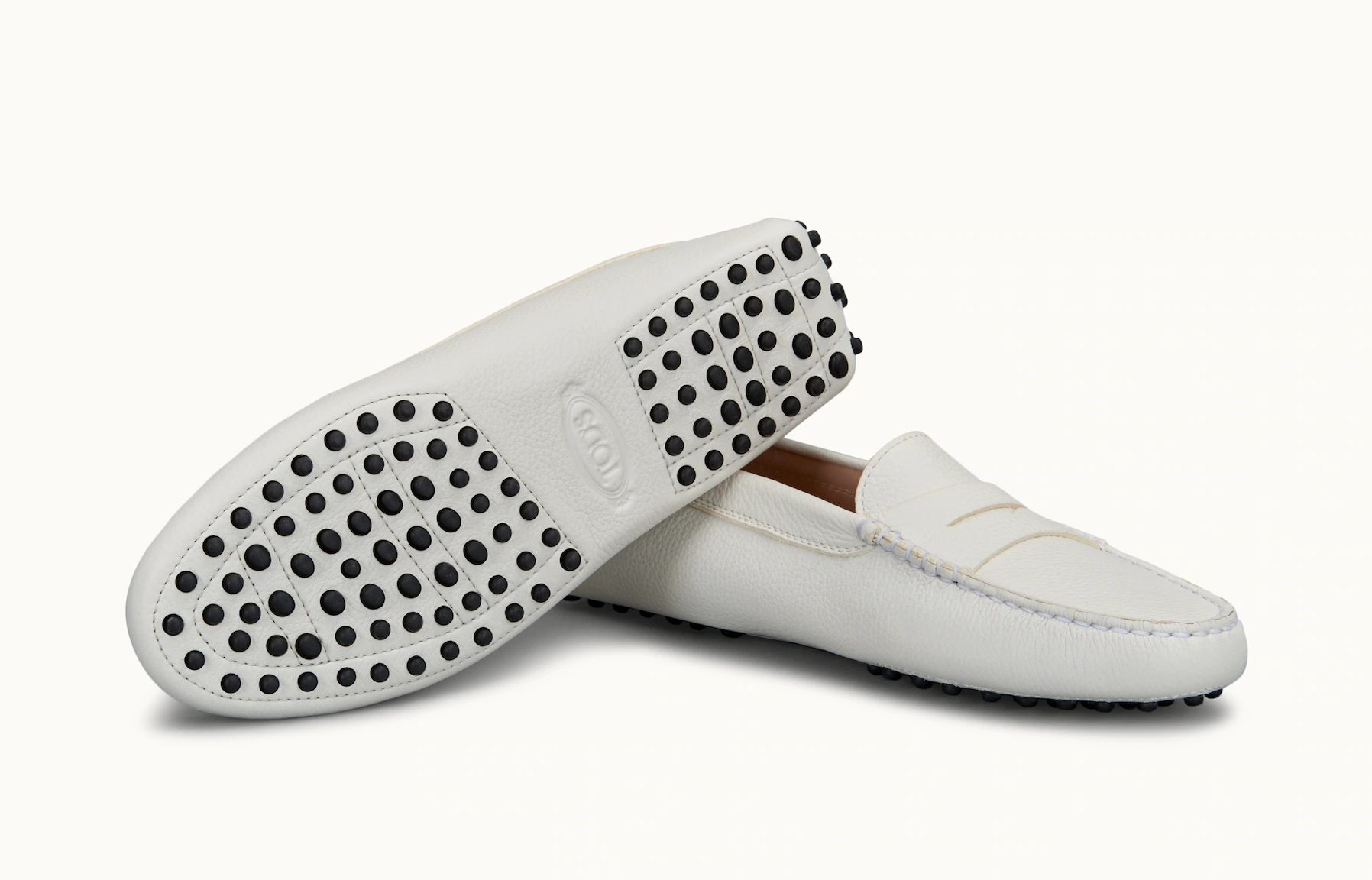 TOD’S白色皮革豆豆鞋,NT17,400。(迪生提供)