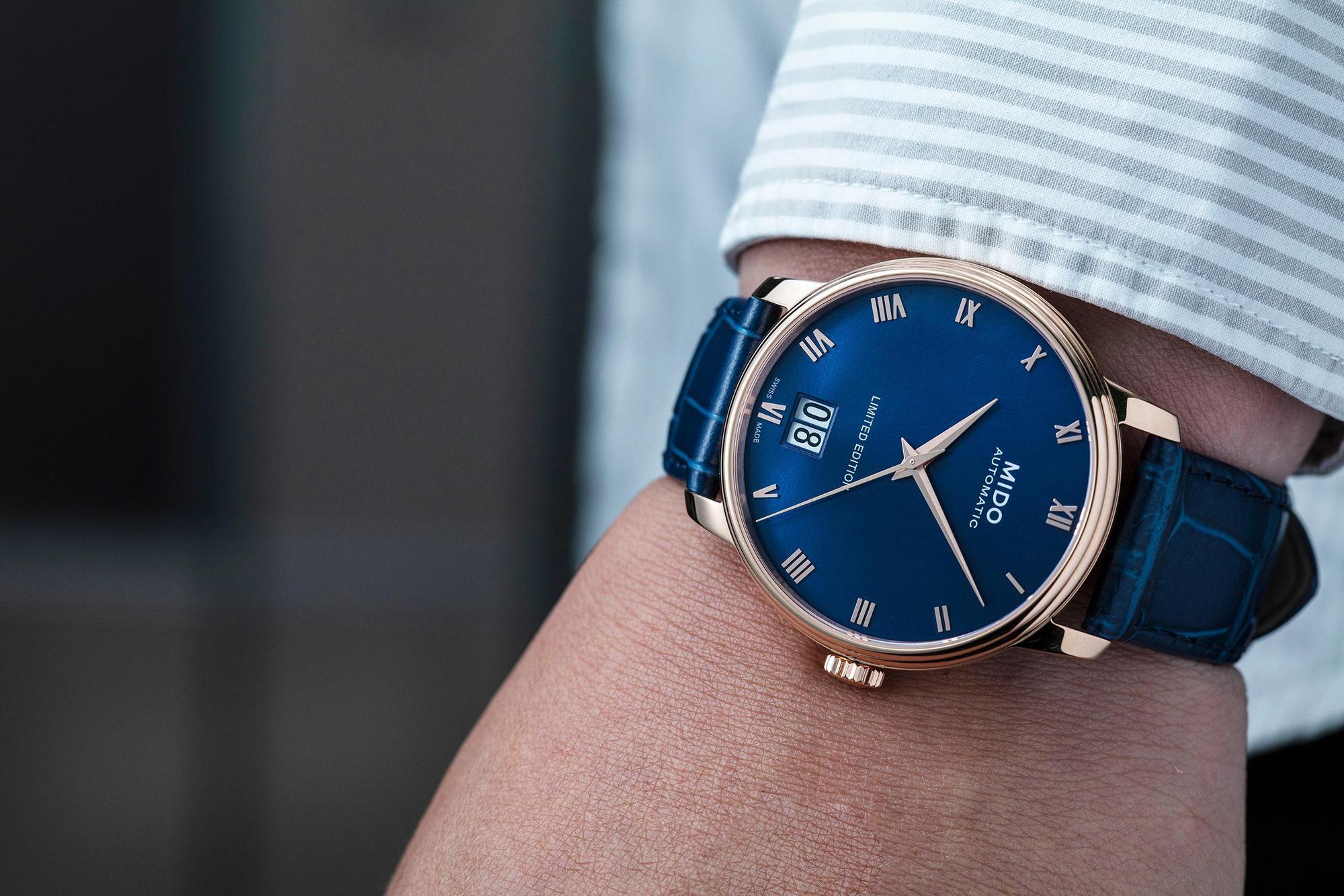 Baroncelli  III大日期視窗腕錶今年改為PVD玫瑰金色錶殼配上藍色面盤，看起來更加斯文優雅。