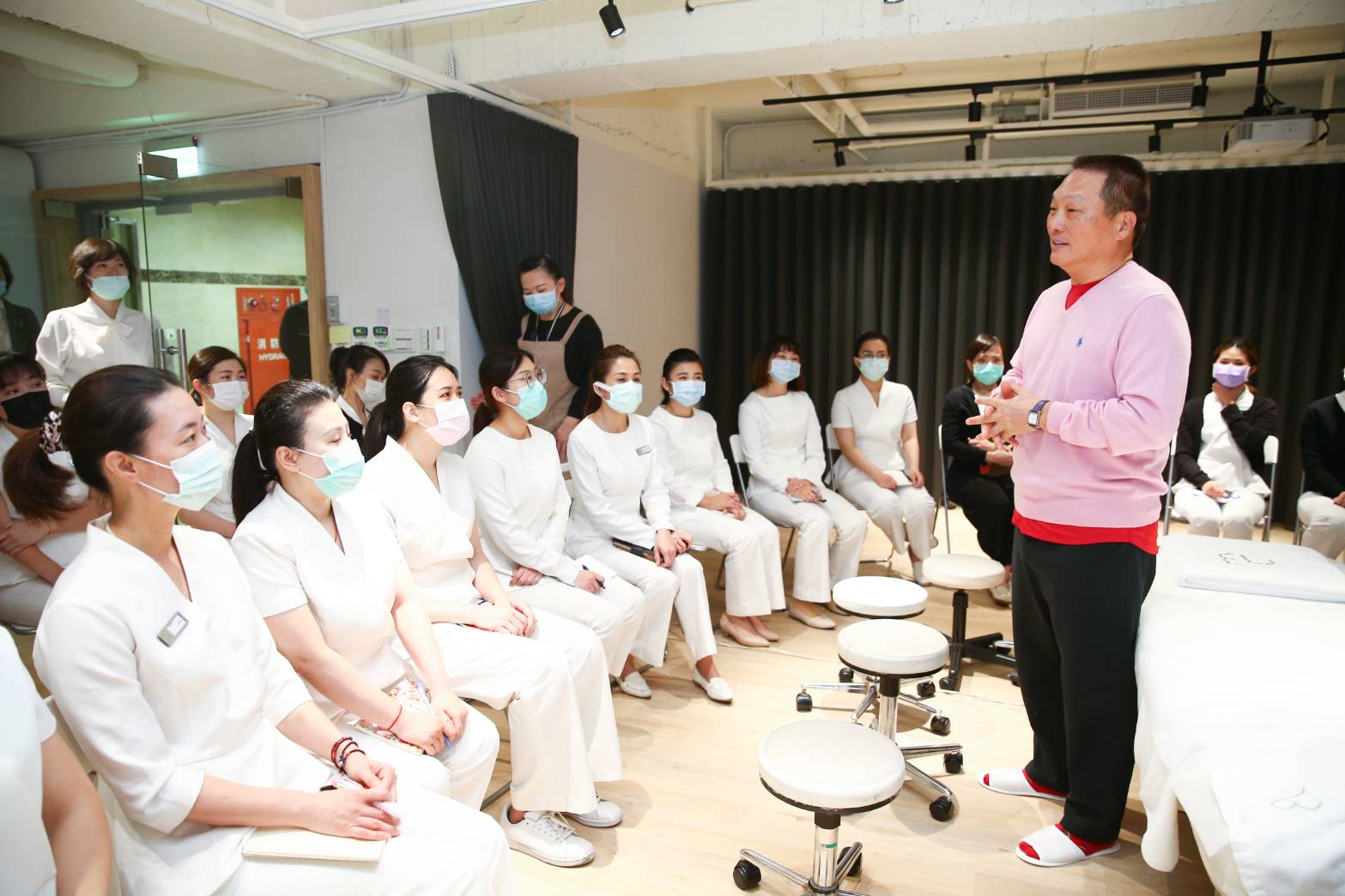 王令麟對學員們表示，過去自己對美容保養一無所知，也是慢慢透過親身體驗、學習才漸漸發現變美的樂趣。（東森自然美提供）