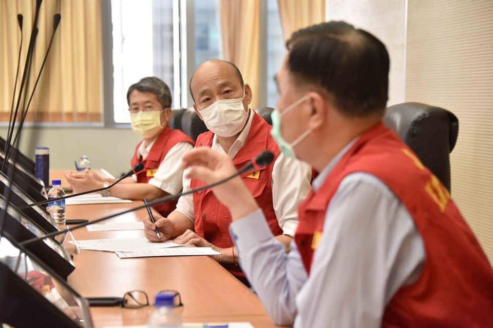 韓國瑜繼昨日後，今日在提醒醫護普篩，但張上淳昨日才稱，情況通常為社區感染嚴峻時才有意義。（翻攝自韓國瑜臉書）