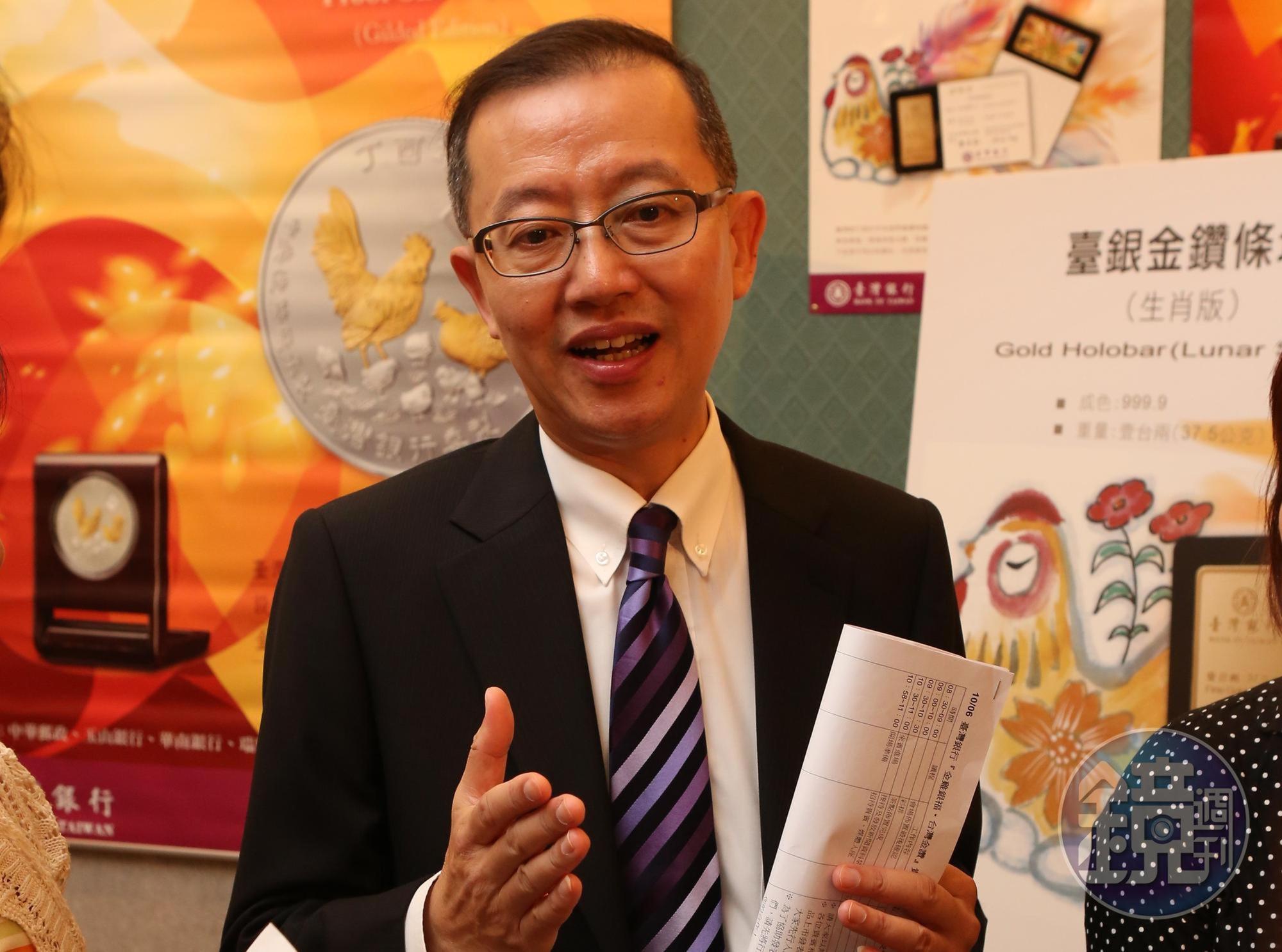 台銀貴金屬部副理楊天立建議，投資組合中一定要有5％至10％的黃金部位當避險資產。