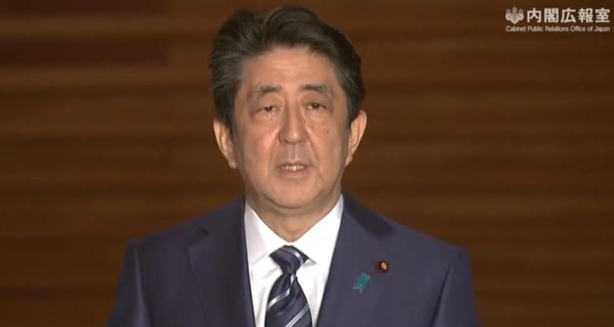 日本首相安倍晉三呼籲民眾盡量不要出門,可利用網路視訊「線上返鄉」。(翻攝首相官邸臉書)