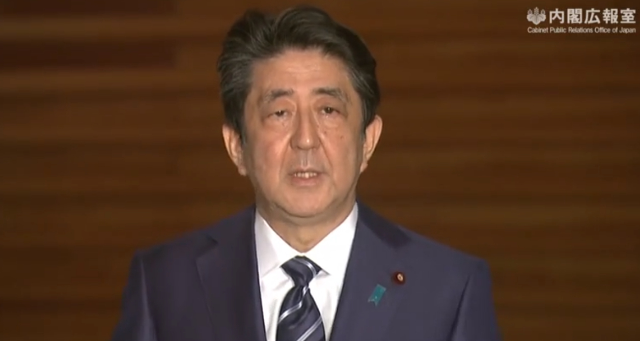 日本首相安倍晉三呼籲民眾盡量不要出門,可利用網路視訊「線上返鄉」。(翻攝首相官邸臉書)