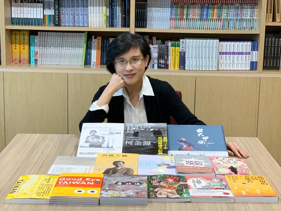 文化部長鄭麗君分享她的私房書單，也宣布明年起圖書將免徵營業稅。（翻攝自鄭麗君臉書）