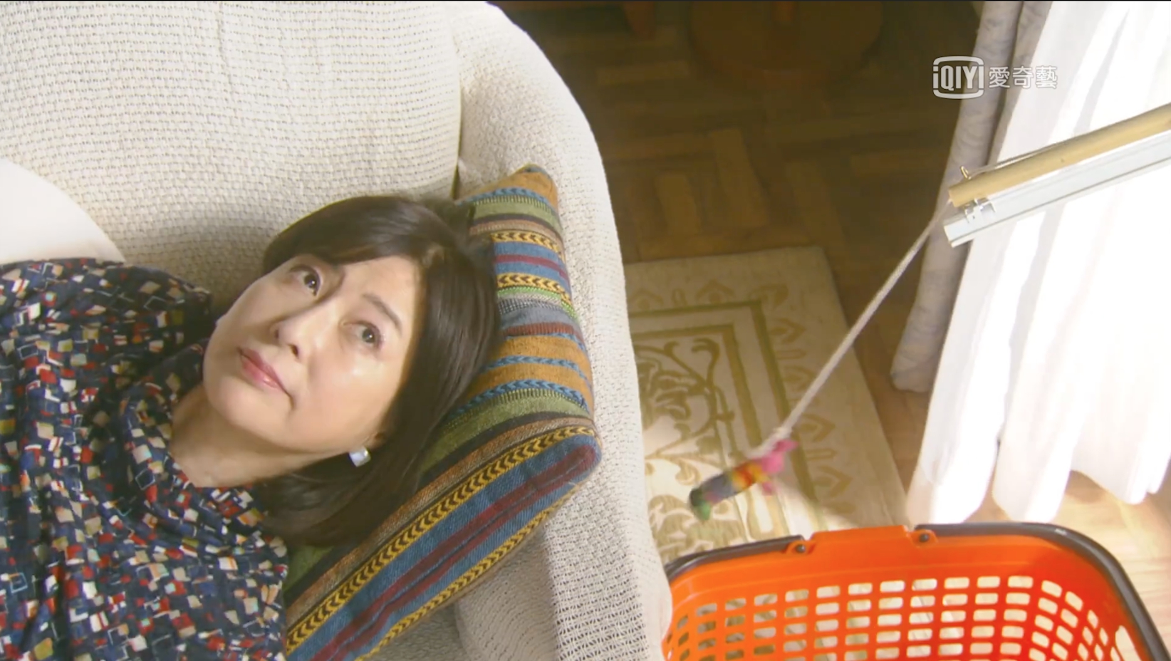 日本女星岡江久美子因染新冠肺炎去世，她曾在《房仲女王2》有演出。（翻攝自愛奇藝台灣站）