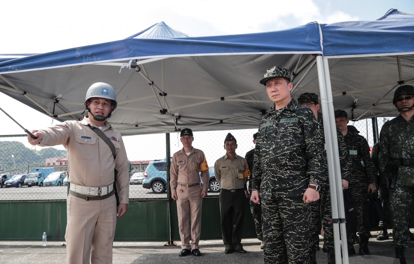 事發多日，海軍司令劉志斌（前排右）終於在《莒光園地》露面，強調自己身為海軍司令責無旁貸，並向大家表達最誠摯的歉意。（翻攝自中華民國海軍臉書）